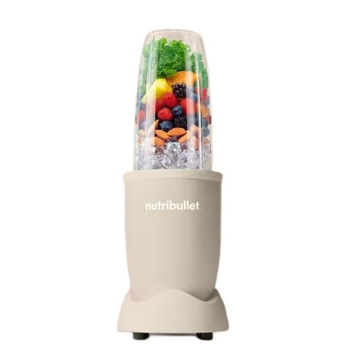 Blender wypełniony owocami, lodem i migdałami, na kremowej podstawie.