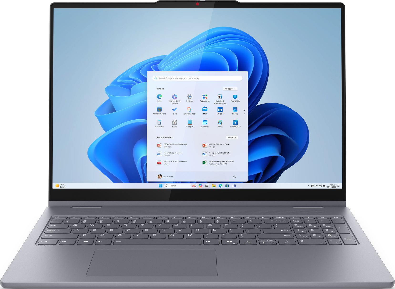 Il laptop visualizza l'interfaccia di Windows 11, tastiera e trackpad grigi, sfondo nero.