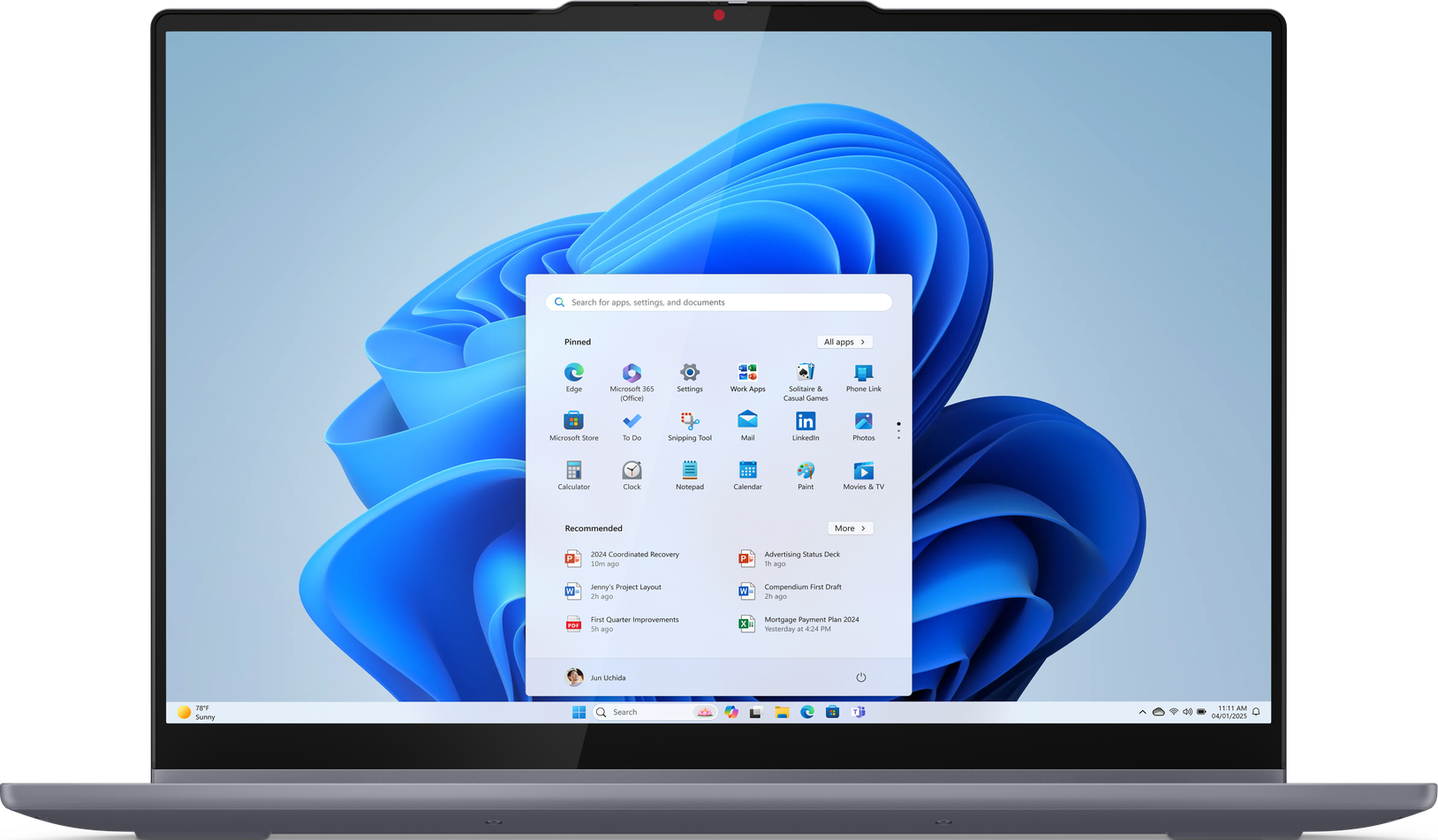 Laptop con desktop Windows 11, barra di ricerca e icone delle applicazioni.