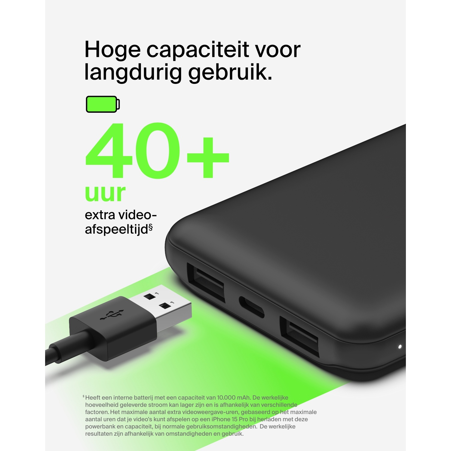 Une batterie externe noire avec un câble branché, affichant un indicateur de batterie et du texte.