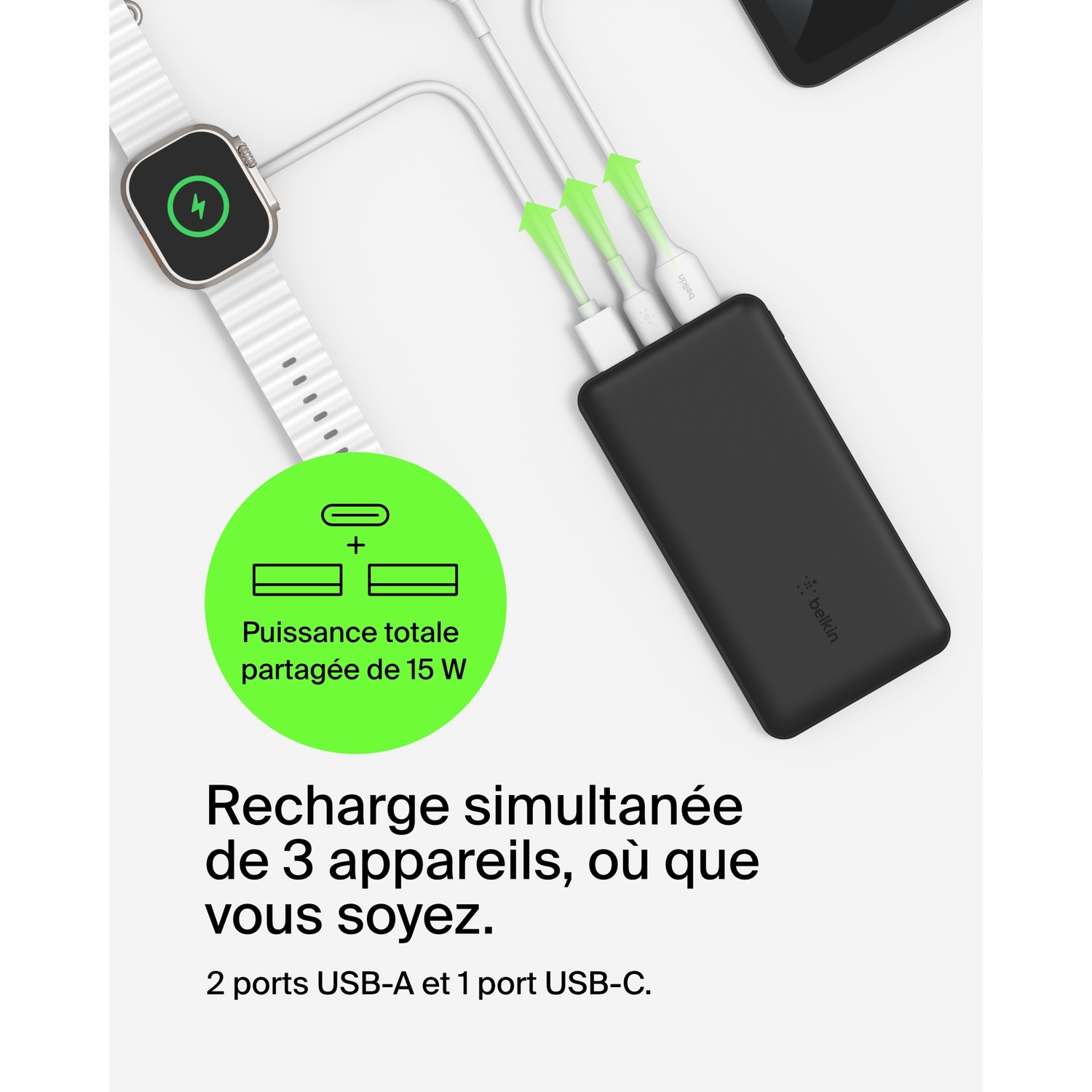 Batterie externe noire avec plusieurs câbles de charge blancs. Flèches vertes pointant dessus.