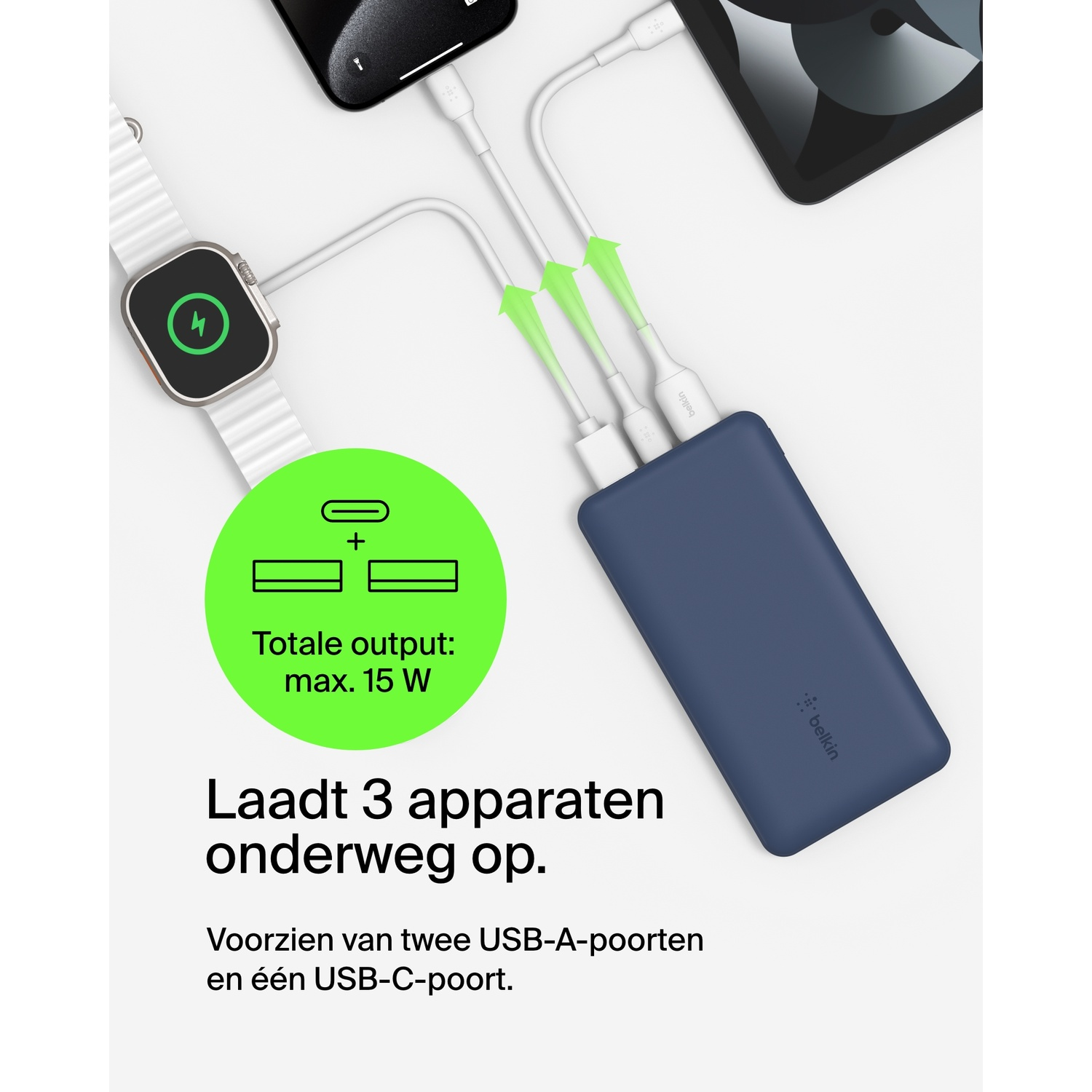 Een powerbank die meerdere apparaten oplaadt: een smartwatch, een tablet en een telefoon.