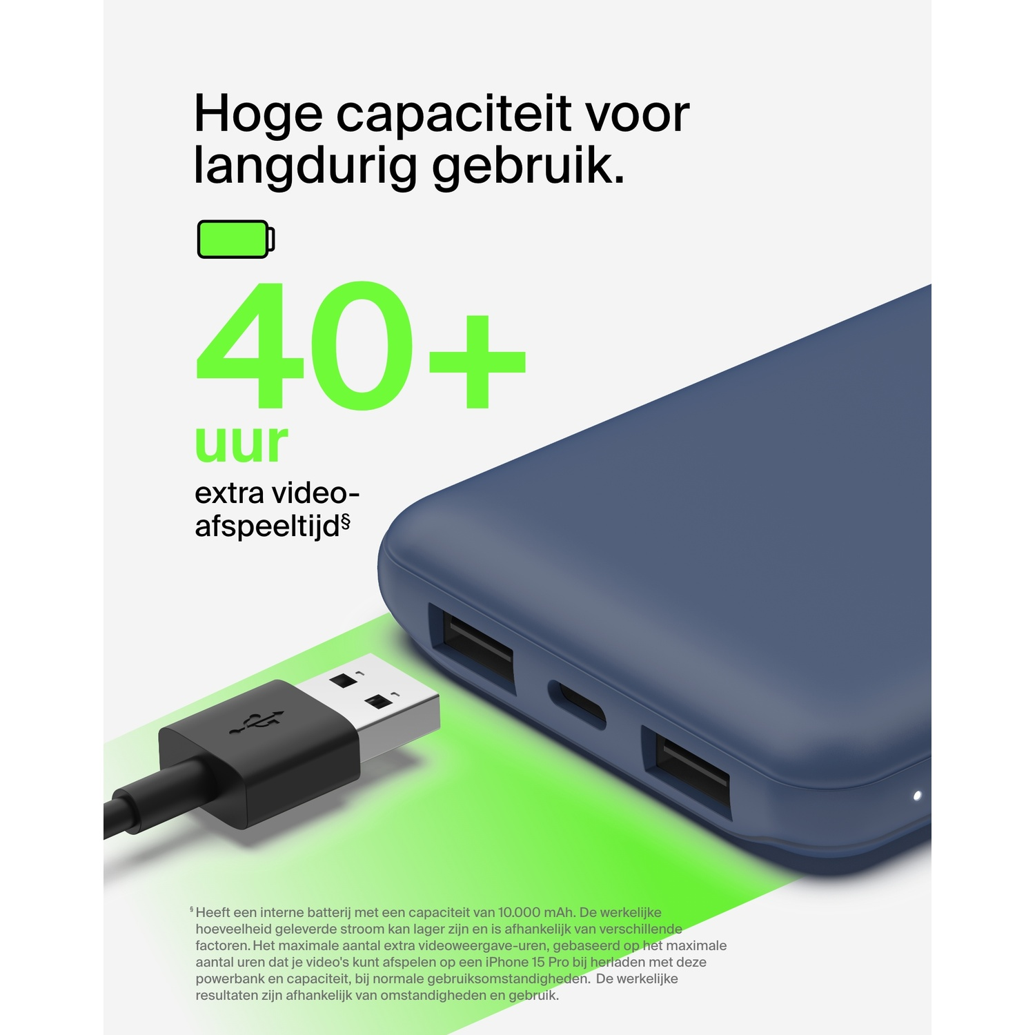 Blauwe powerbank met een zwarte USB-kabel aangesloten. Weergave: 40+ uur extra video afspelen.