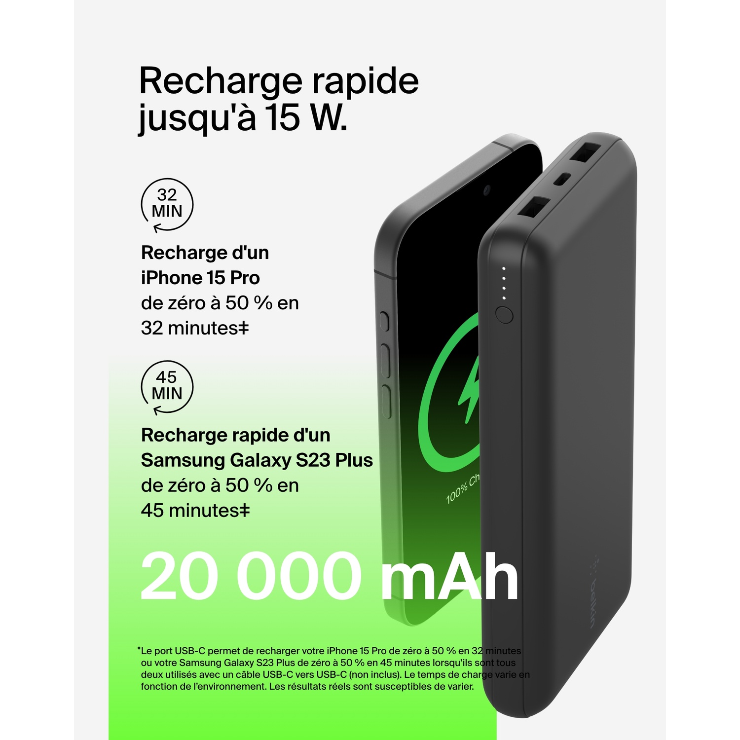 Un chargeur portable avec un téléphone appuyé, à côté d'un passeport et de billets.