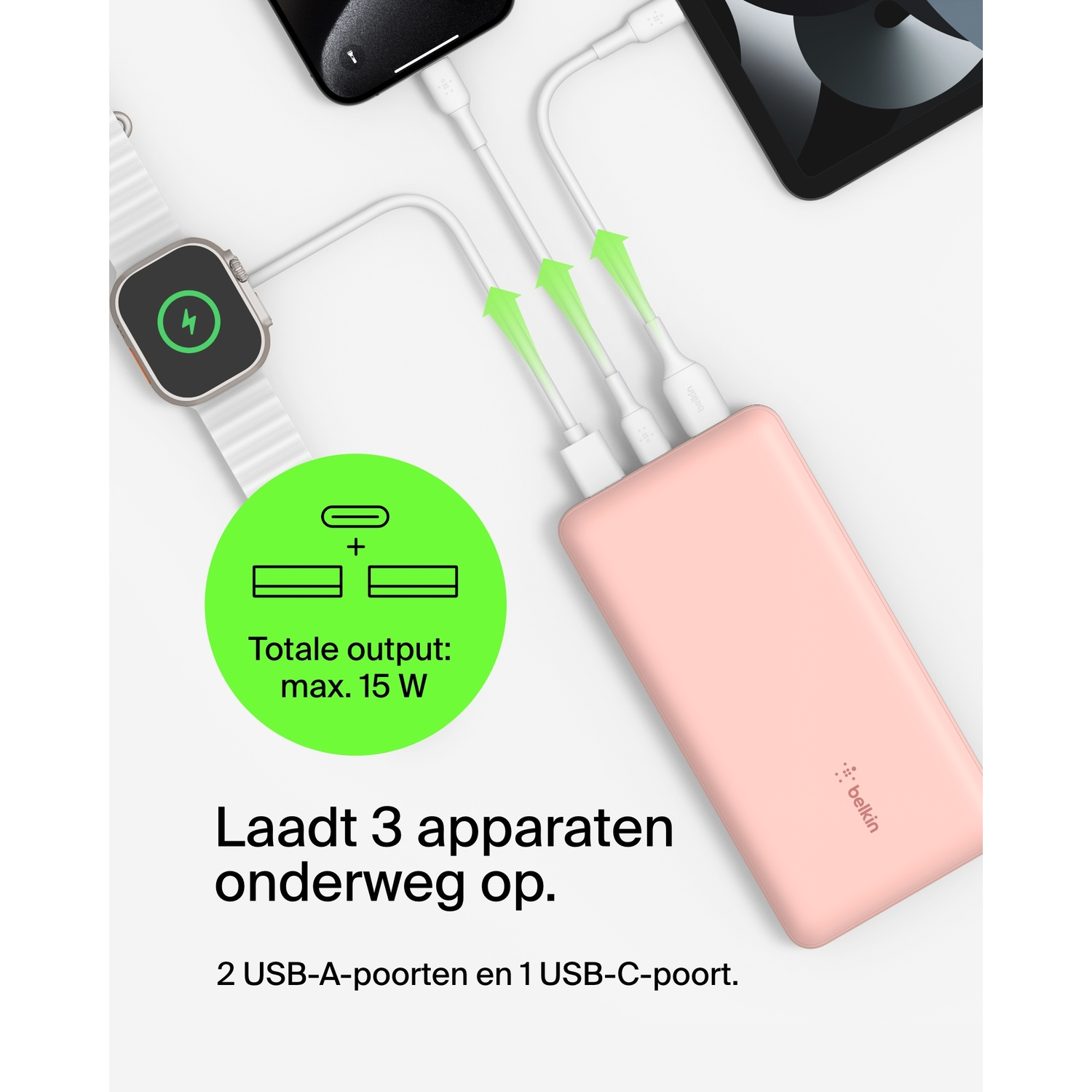 Roze powerbank met 3 witte kabels aangesloten op een smartwatch, telefoon en tablet.