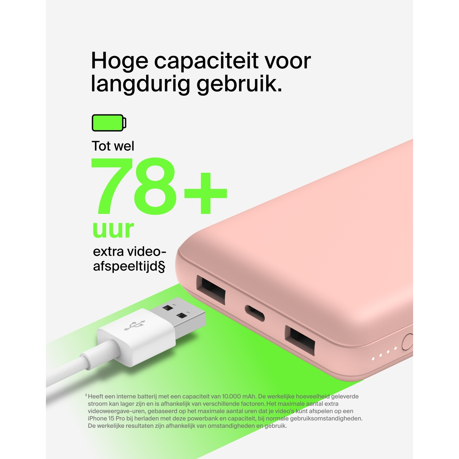 Roze powerbank met een witte USB-kabel aangesloten. Er zitten oplaadpoorten aan de zijkant.