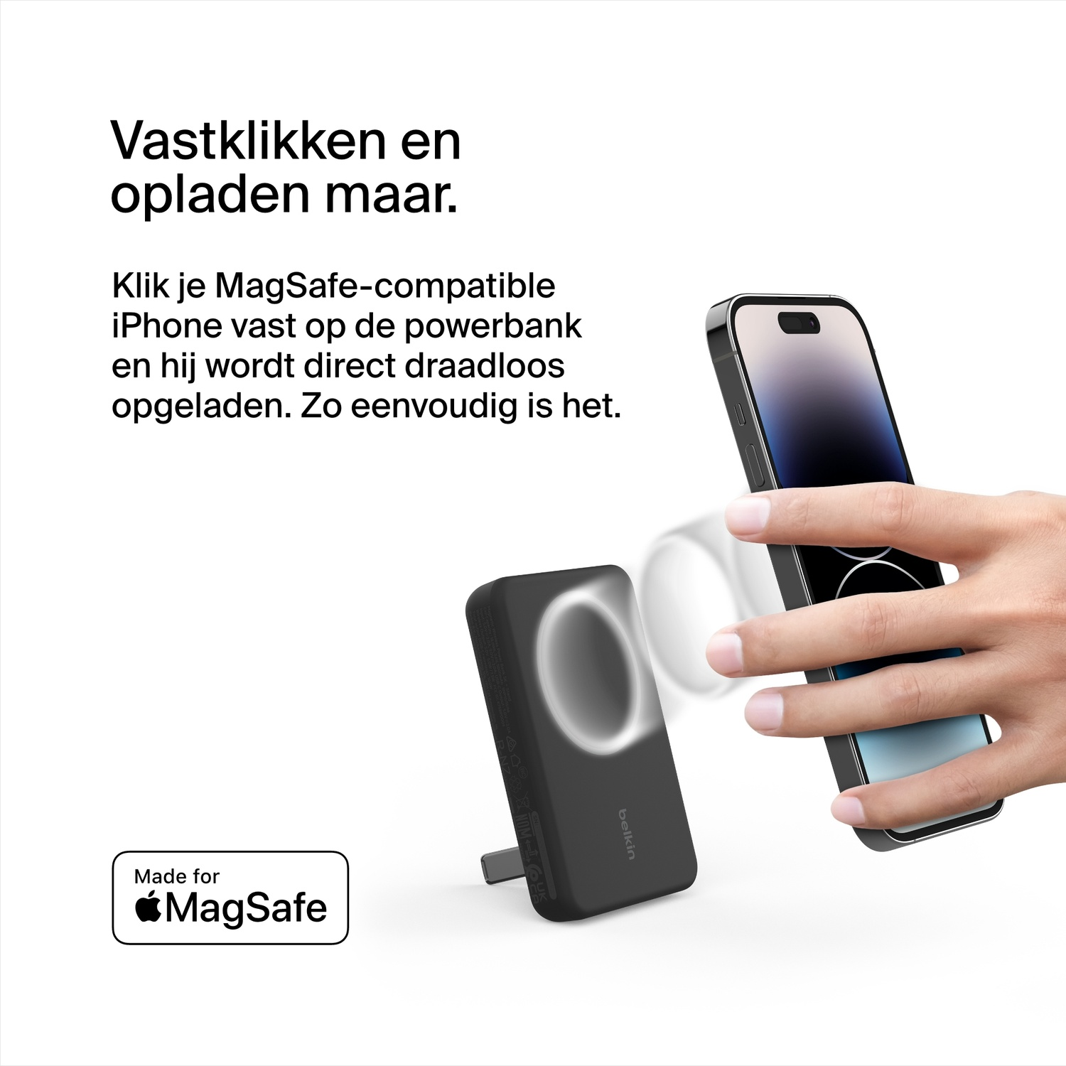 Hand die telefoon vasthoudt bij een zwarte MagSafe powerbank. Witte achtergrond.