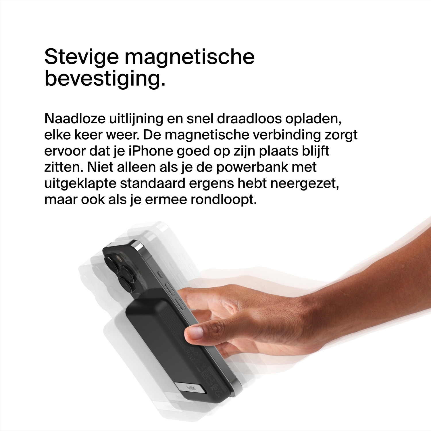 Een hand die een zwarte powerbank vasthoudt, magnetisch bevestigd aan een telefoon.