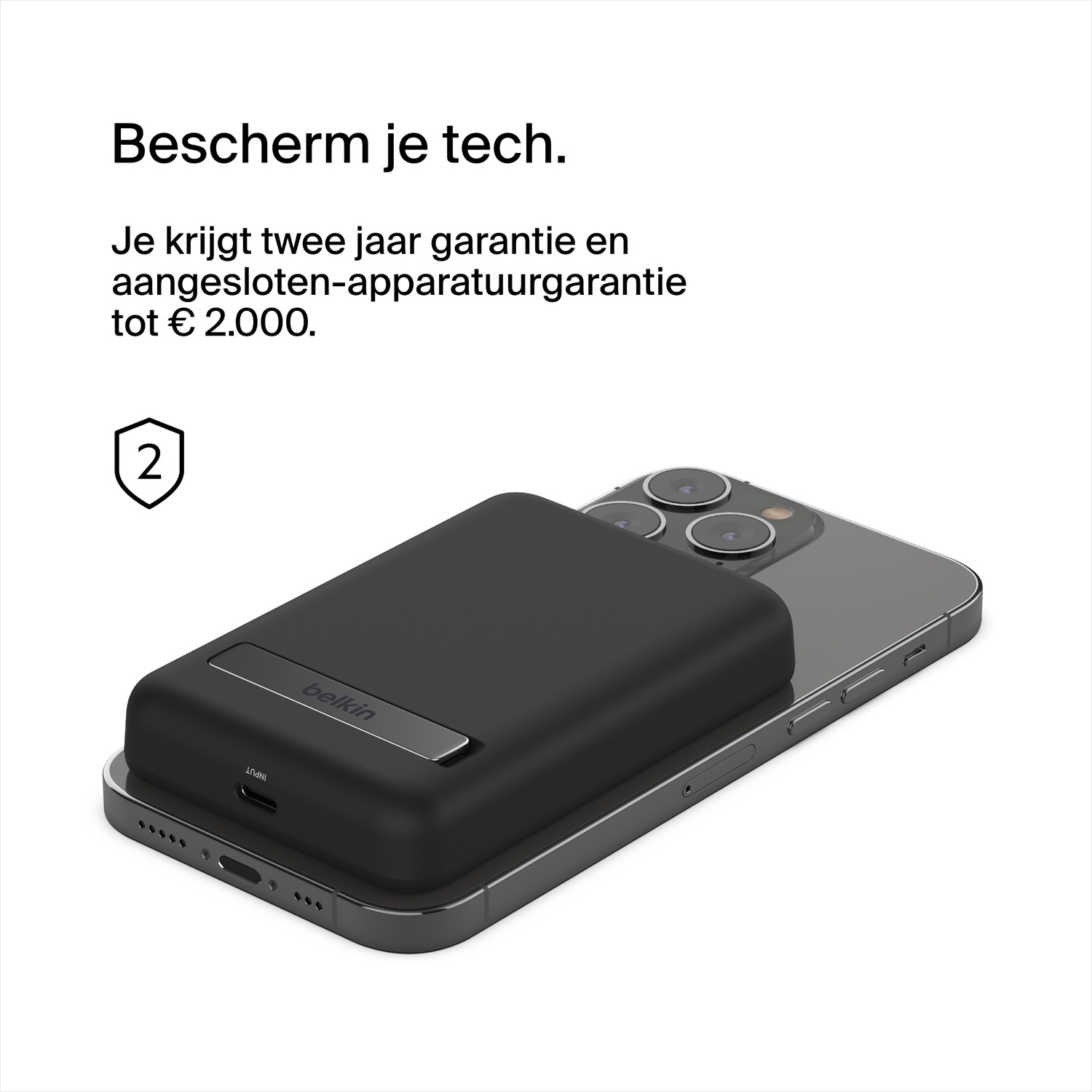 Zwarte powerbank op een zwarte telefoon.