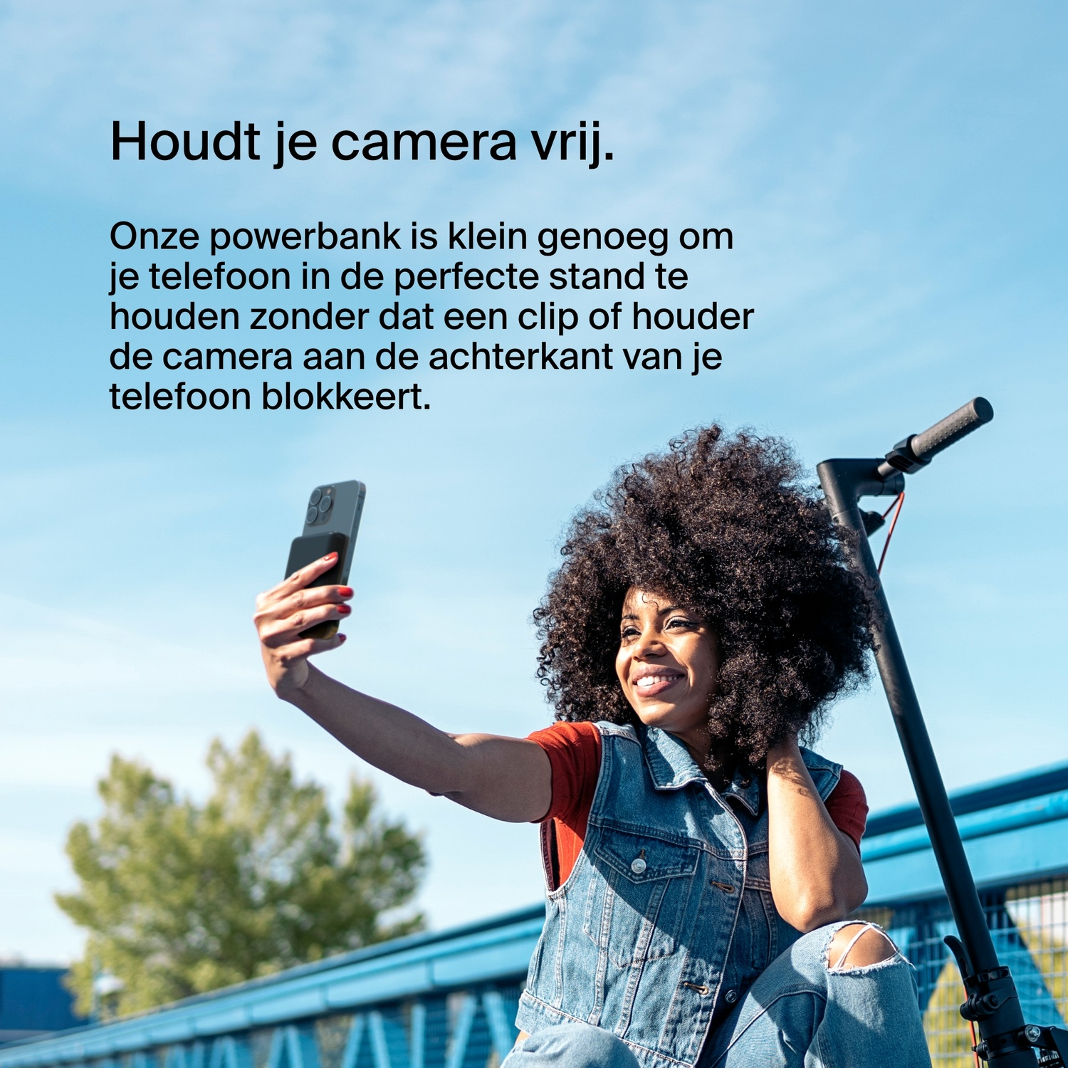 Vrouw die een selfie maakt met een telefoon en powerbank, met tekst over camerabescherming.
