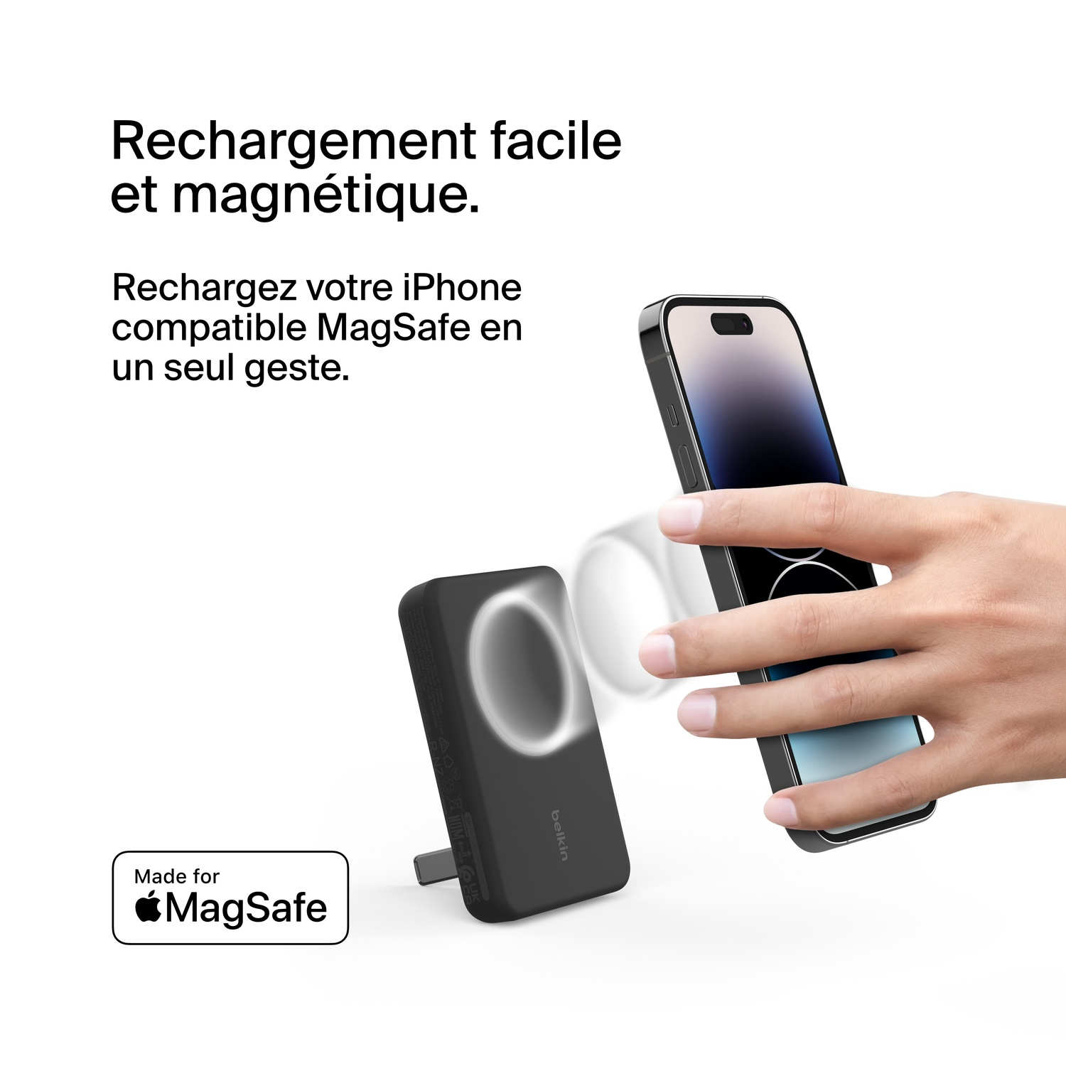 Téléphone et chargeur, le chargeur connecté et chargeant le téléphone, avec fond blanc.