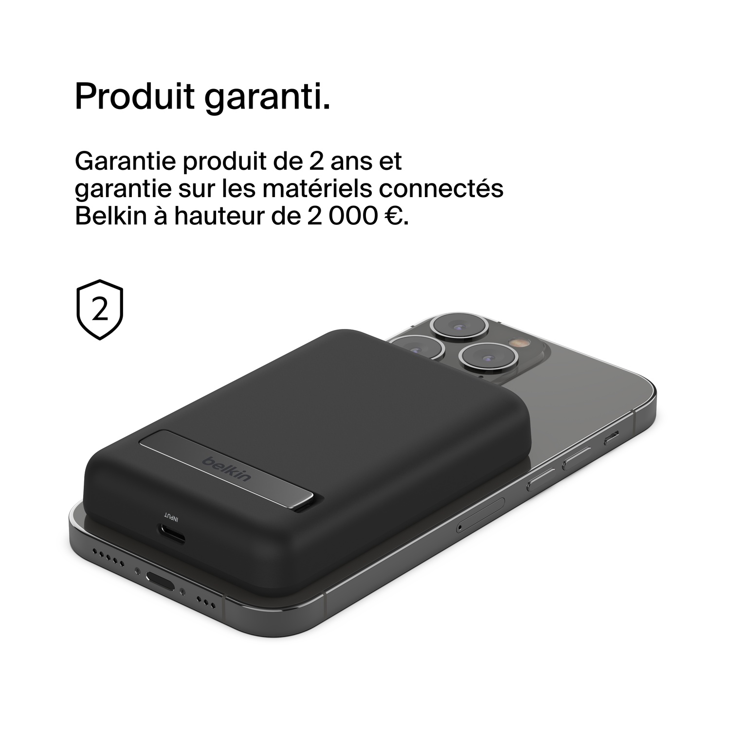 Une batterie externe Belkin noire est fixée au dos d'un téléphone, sur fond blanc, avec un symbole du chiffre deux.