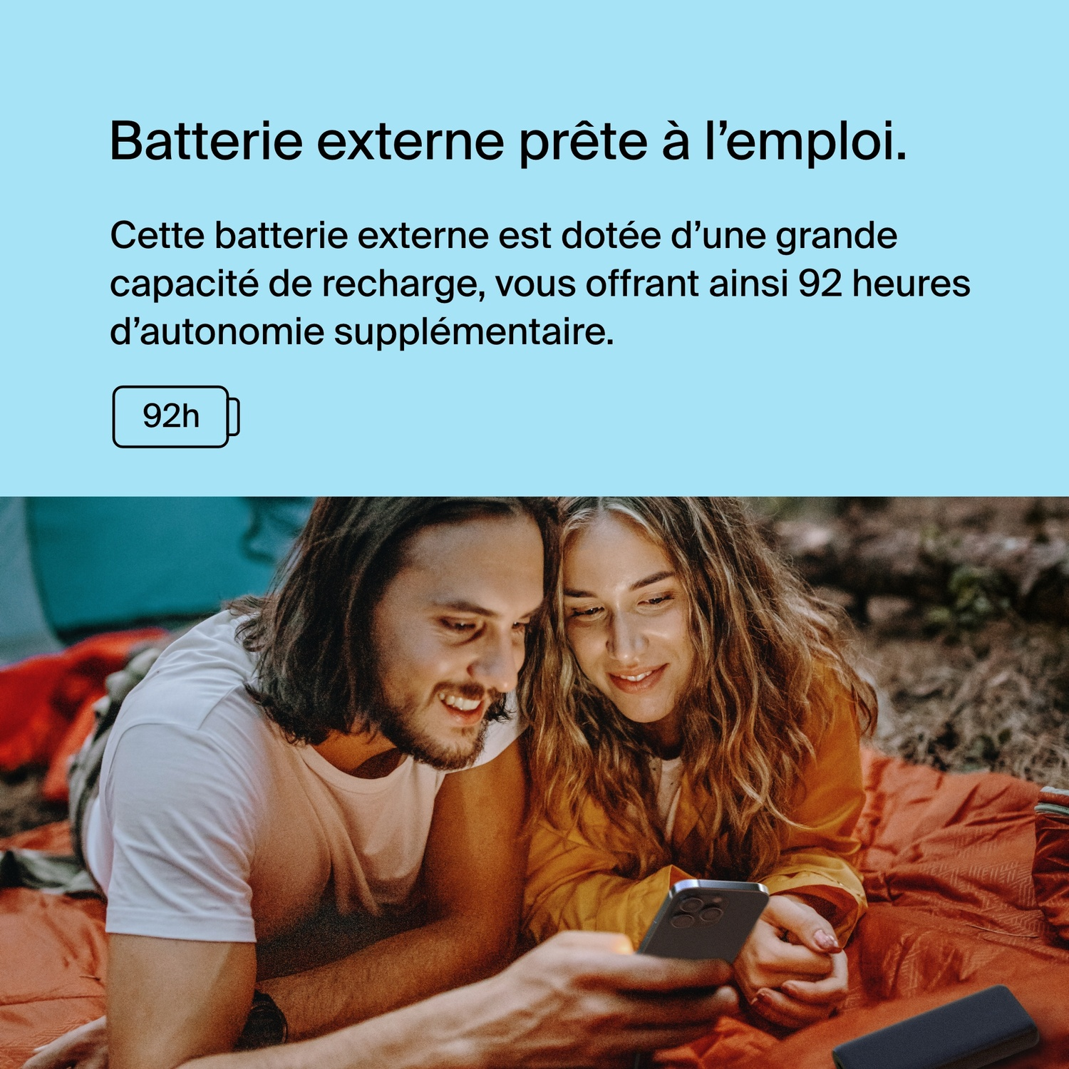 Un couple regarde un téléphone, texte sur la durée de vie de la batterie.