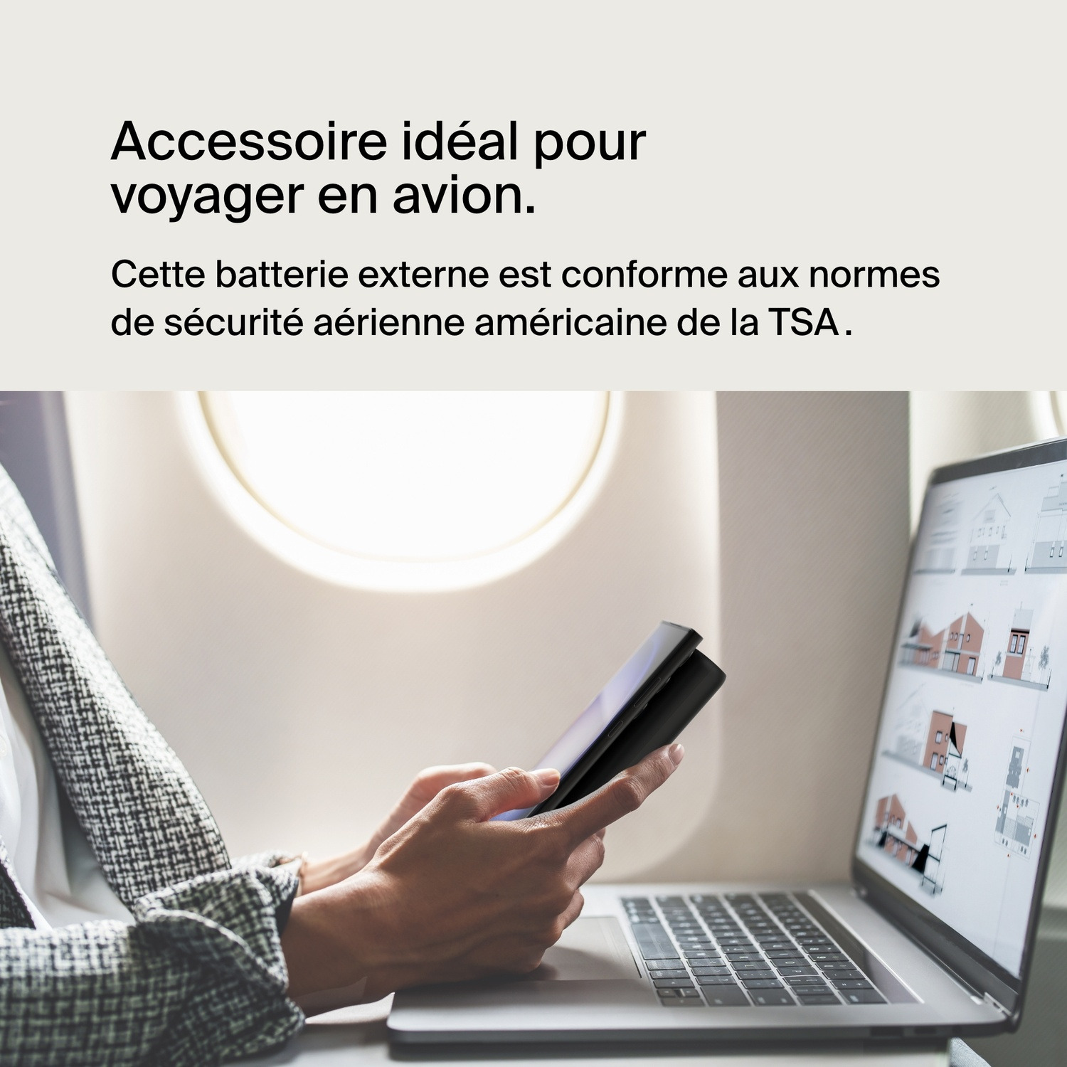 Personne utilisant un ordinateur portable et une batterie externe noire. Texte : Accessoire idéal pour voyager en avion.