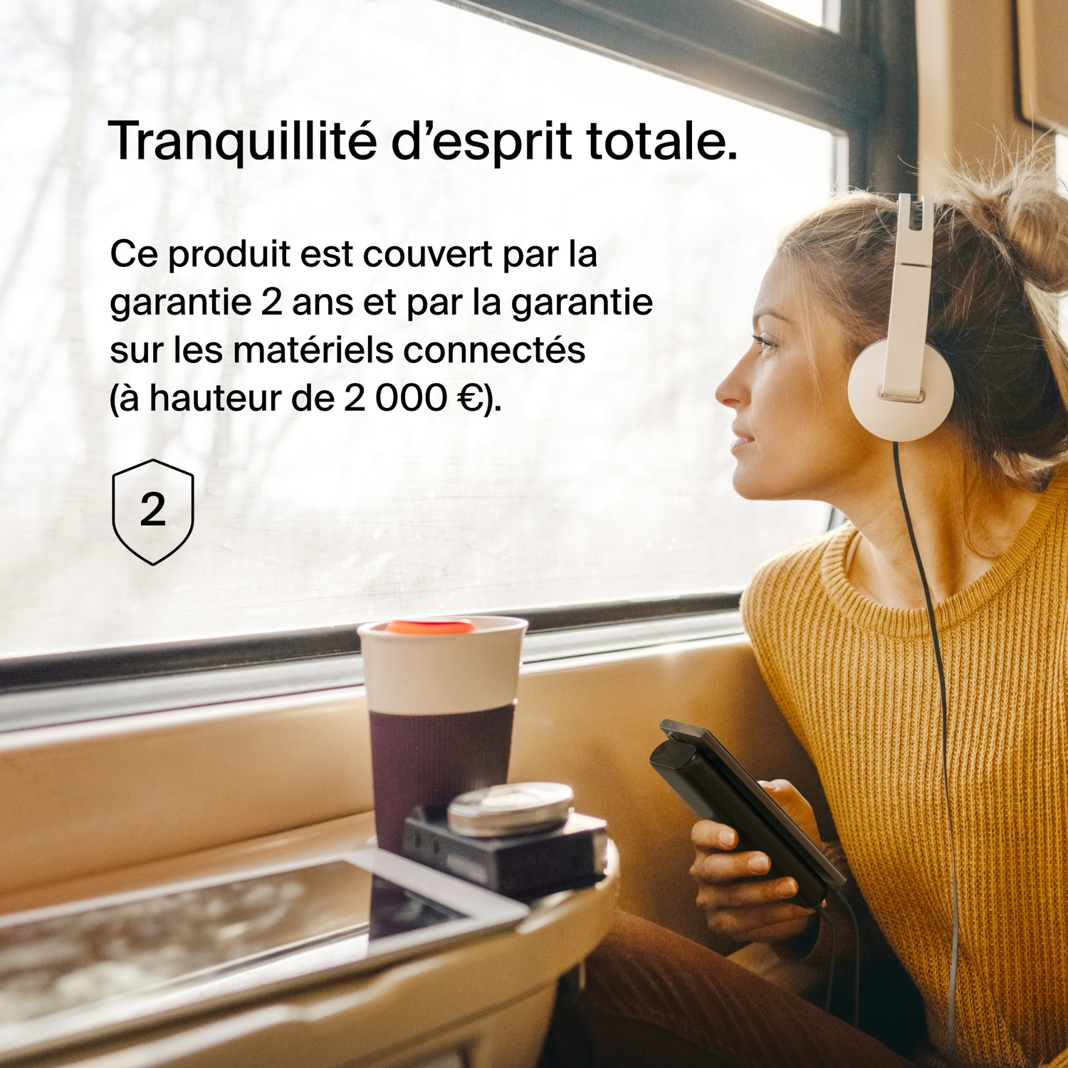 Femme dans un train avec un casque et un téléphone, texte en français.