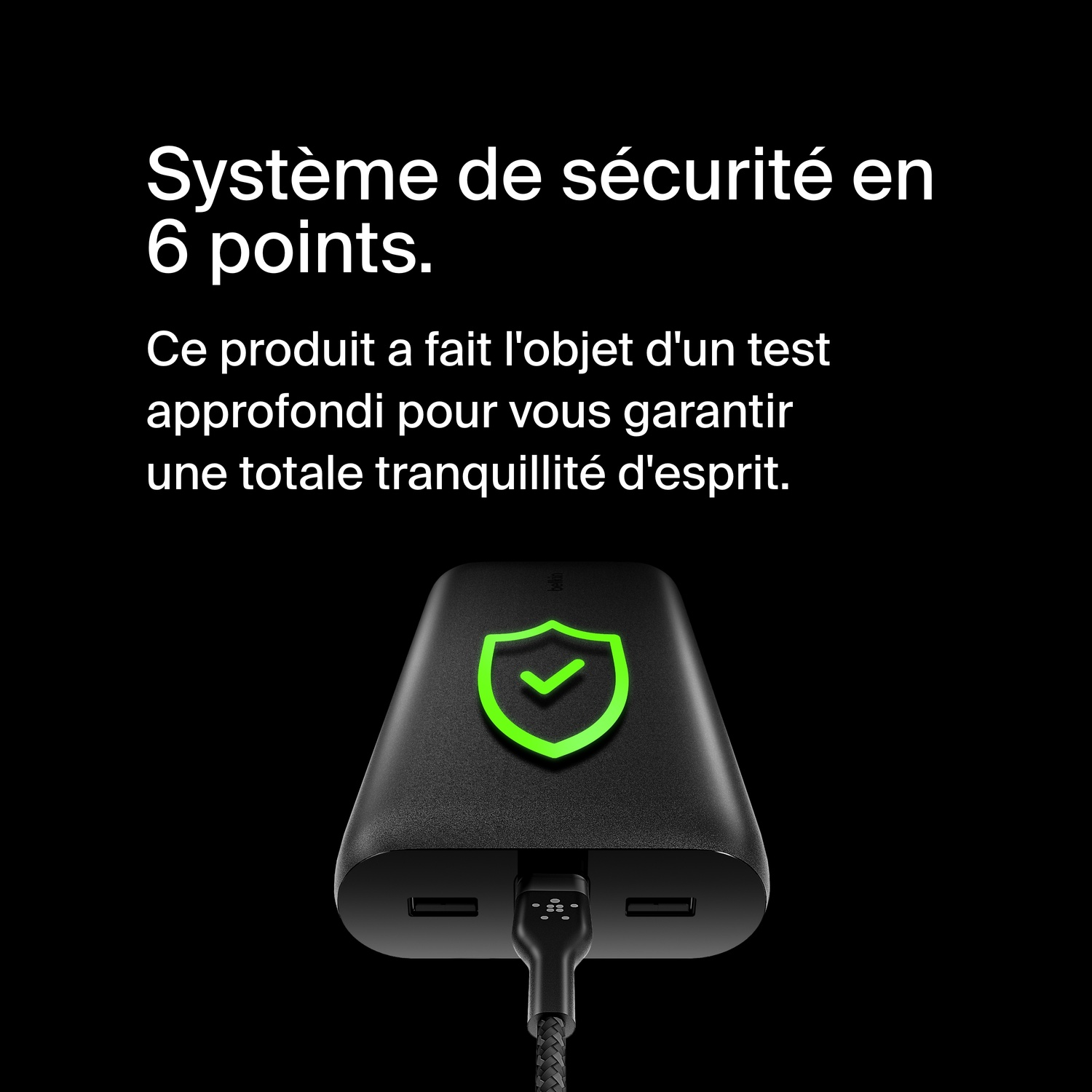 Batterie externe noire avec une icône de coche verte et un câble de charge, sur fond noir.