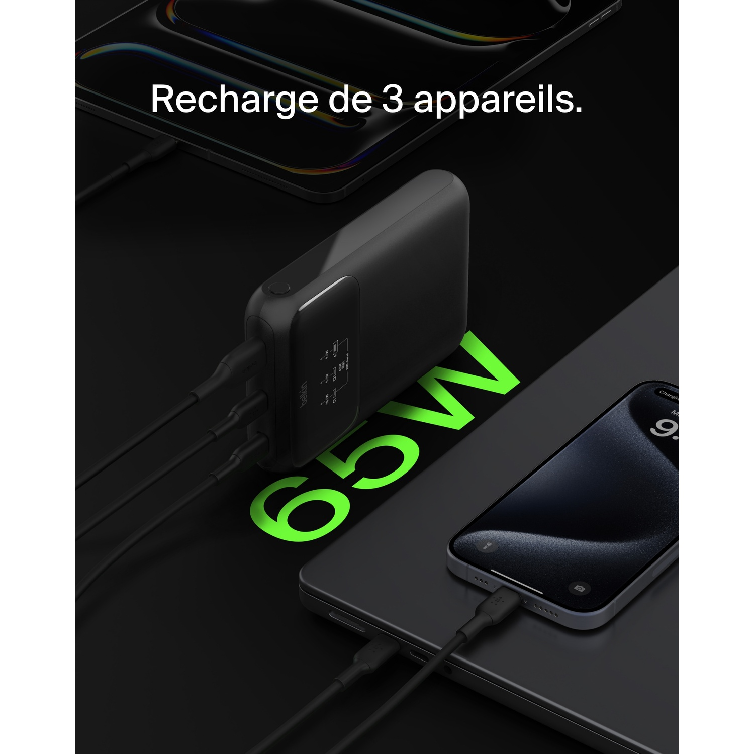 Station de charge noire avec 3 câbles noirs connectés et un téléphone en charge. Texte vert en arrière-plan.