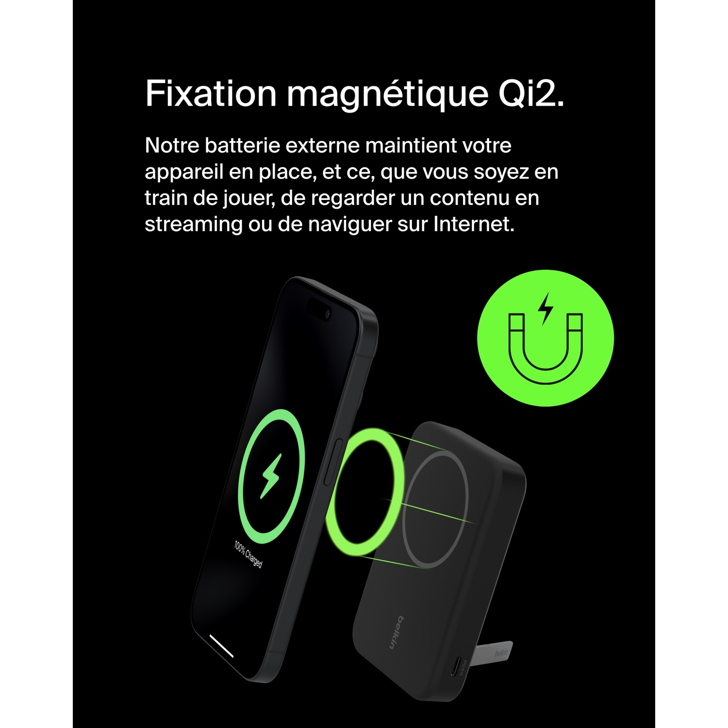 Une batterie externe MagSafe Belkin noire chargeant un téléphone sur fond blanc.