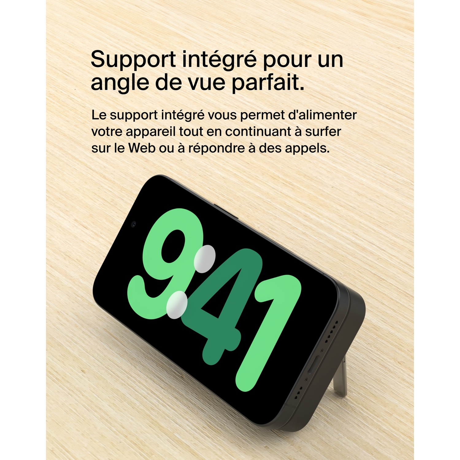 Un téléphone dans un étui, incliné sur un support. L'écran affiche l'heure 9h41. Le fond est en bois.