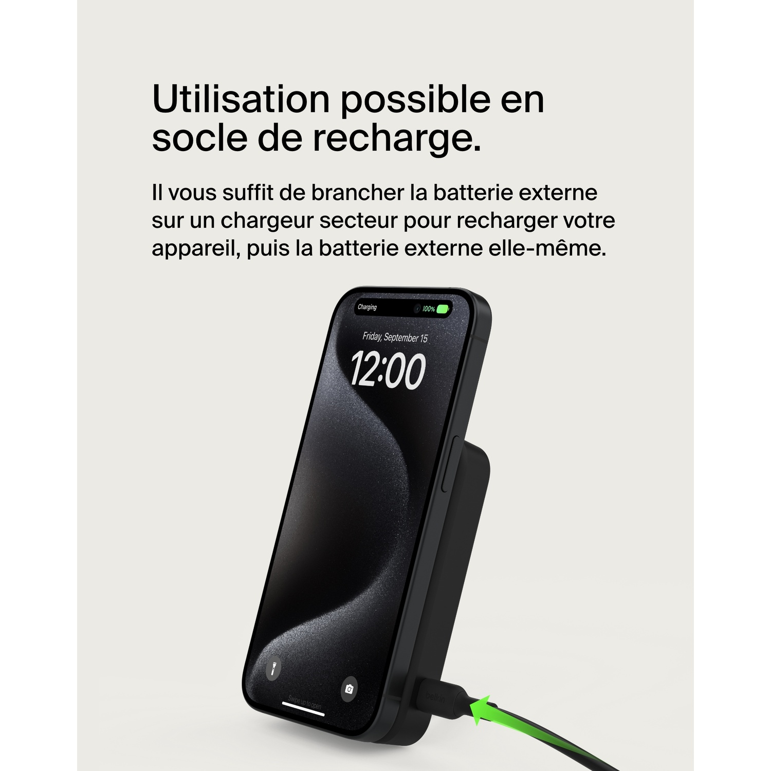 Un téléphone sur un socle de chargement avec un câble de chargement vert.