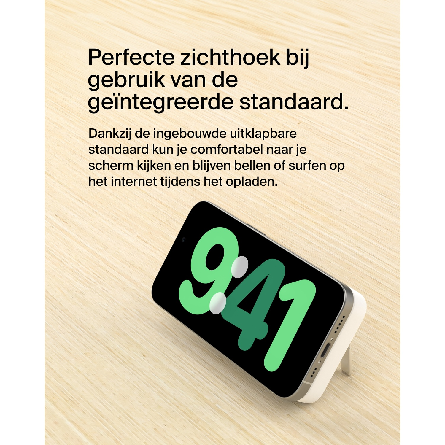 Telefoon op standaard, toont de tijd. Achtergrond: houten tafel.