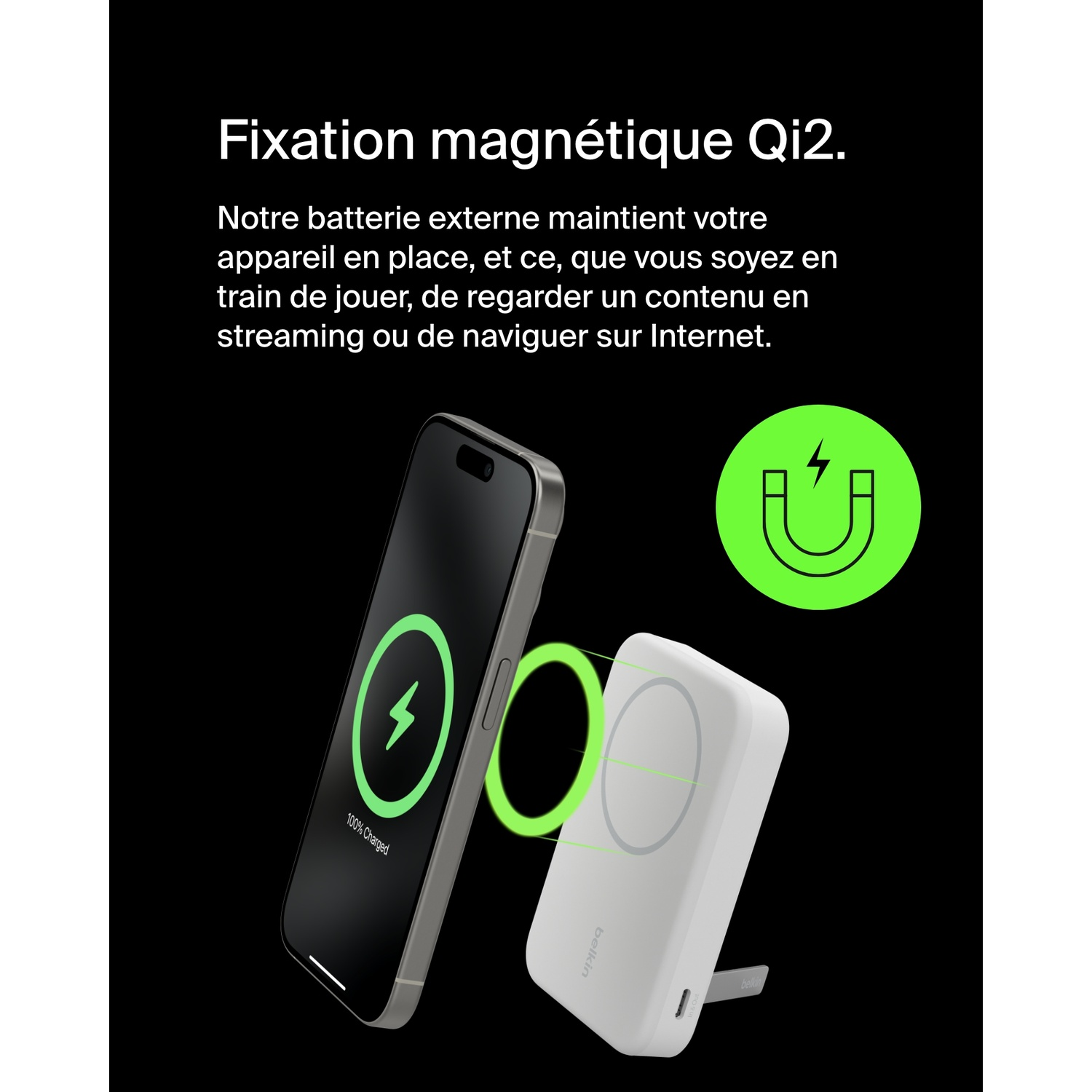 Batterie externe blanche chargeant un téléphone noir, icônes de chargement vertes, fond noir.