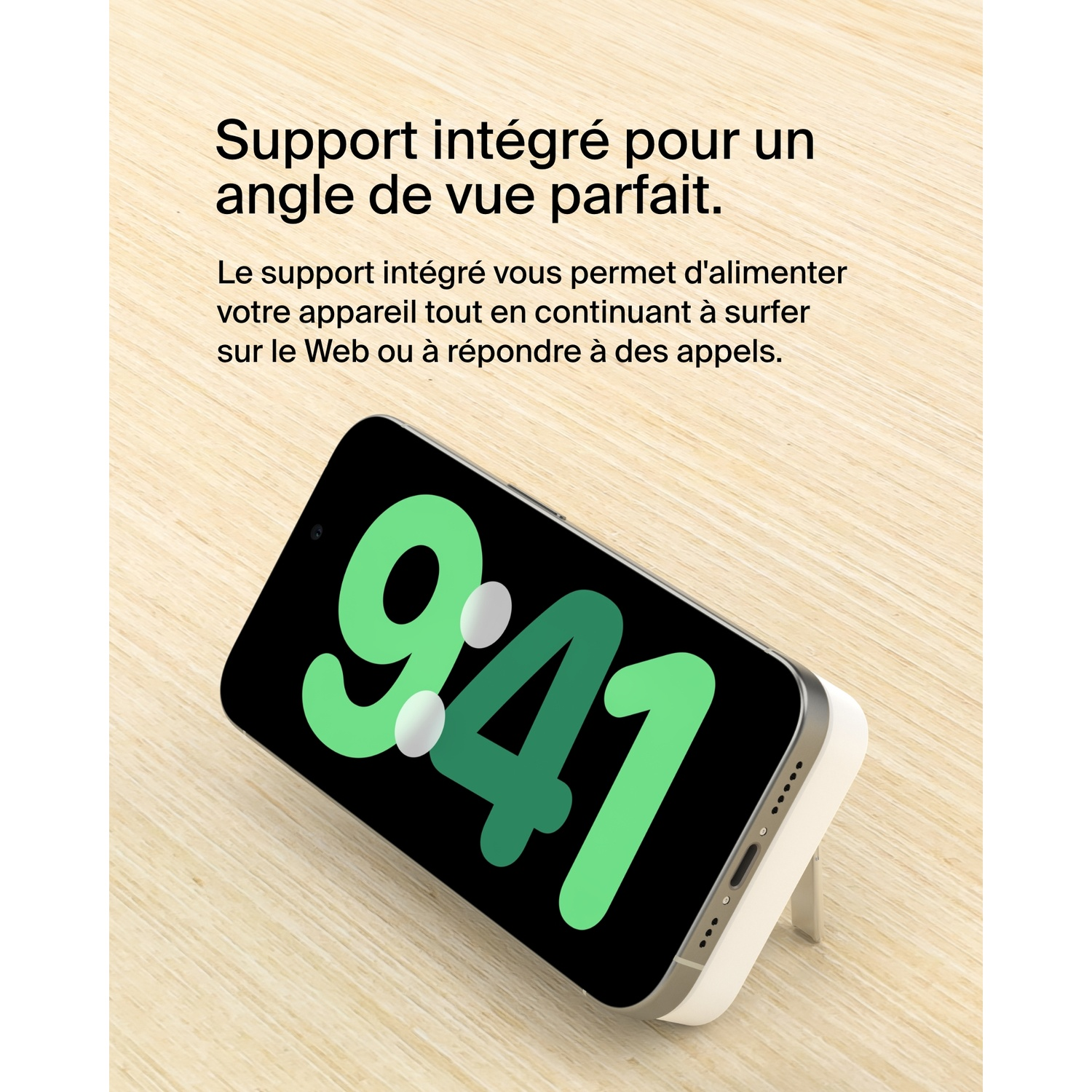 Téléphone portable sur un socle de chargement. Il affiche l'heure 9:41. Surface en bois.