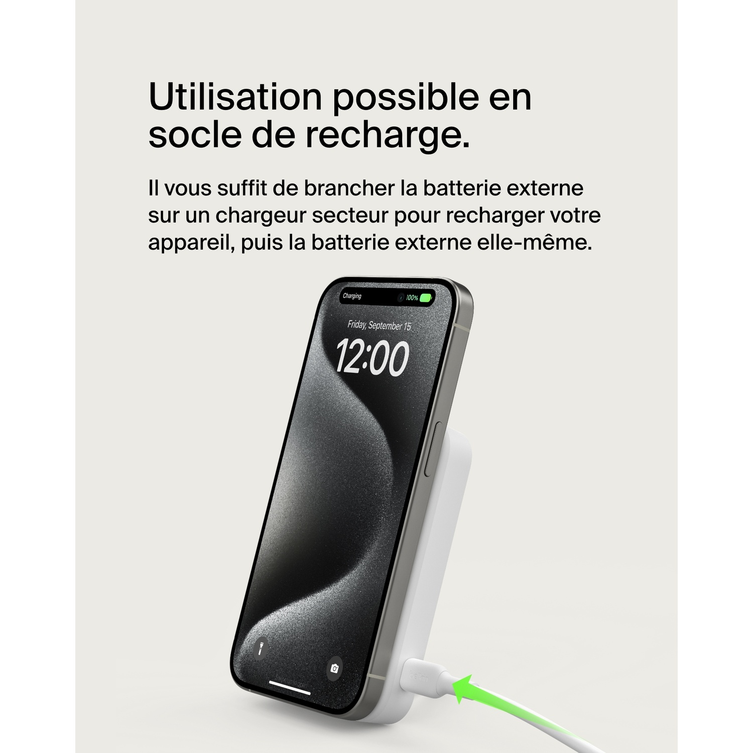 Un téléphone en charge sur une station de charge blanche.