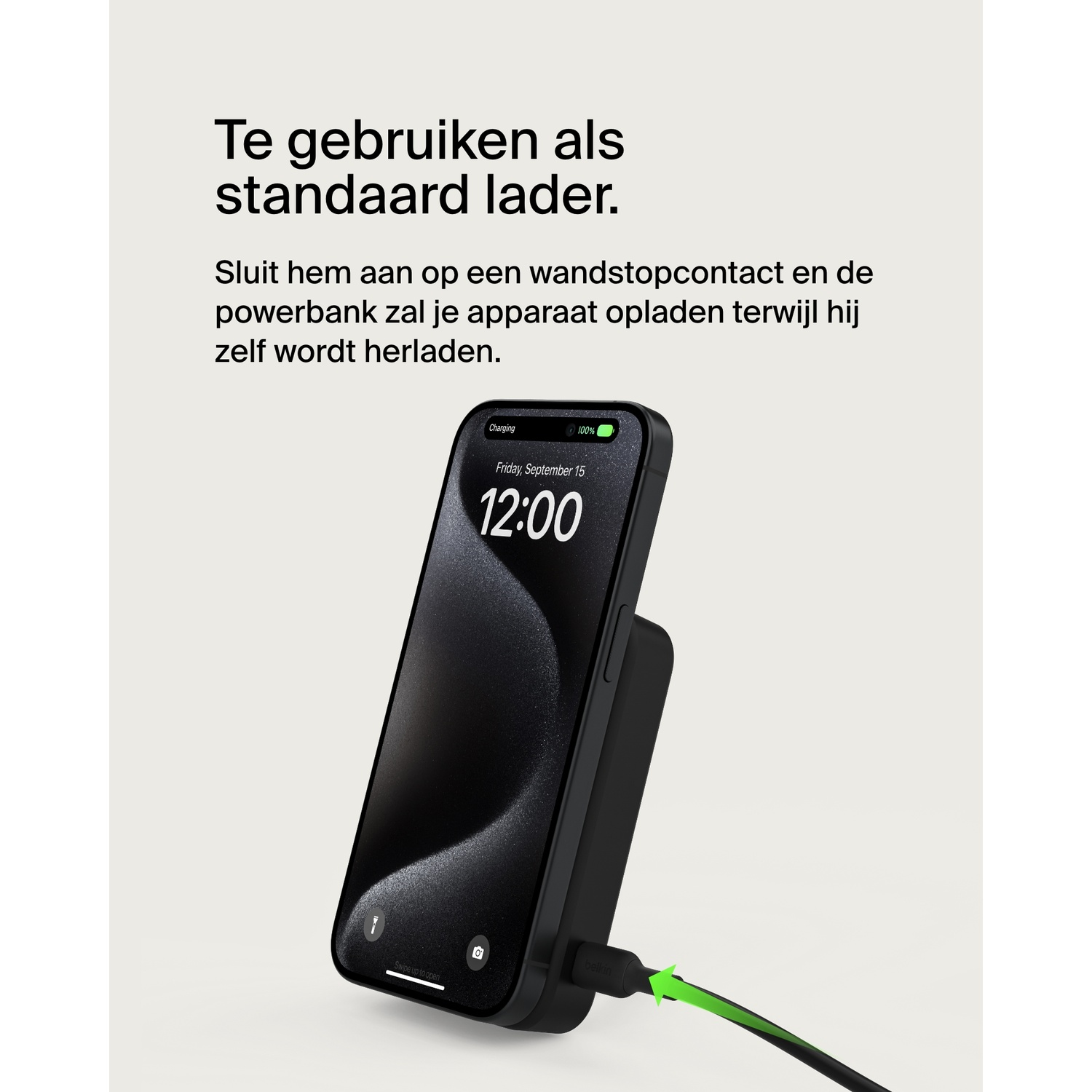 Een telefoon wordt opgeladen op een zwarte draadloze oplaadstandaard.