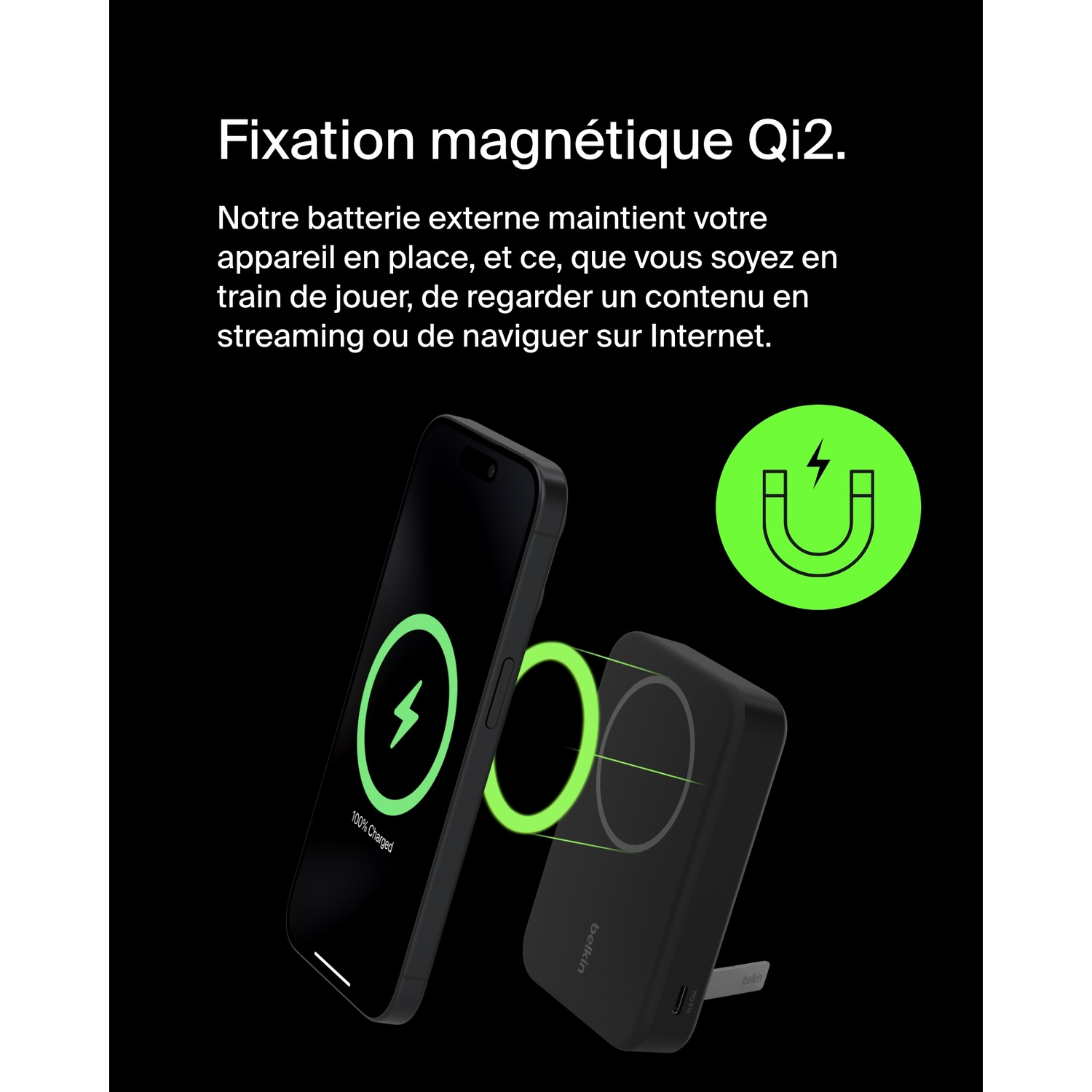Un téléphone et une batterie externe attachés magnétiquement. Le téléphone affiche 100% chargé.