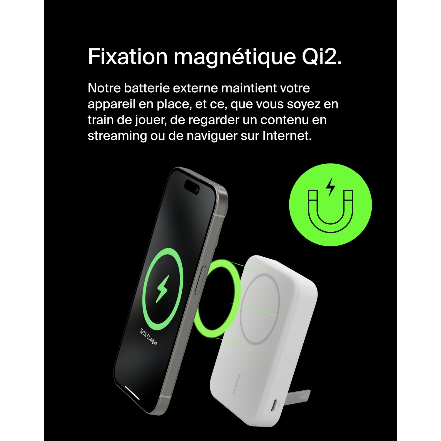 Un téléphone se charge sans fil avec une batterie externe. Indicateur de charge vert. Appareils blancs et noirs.