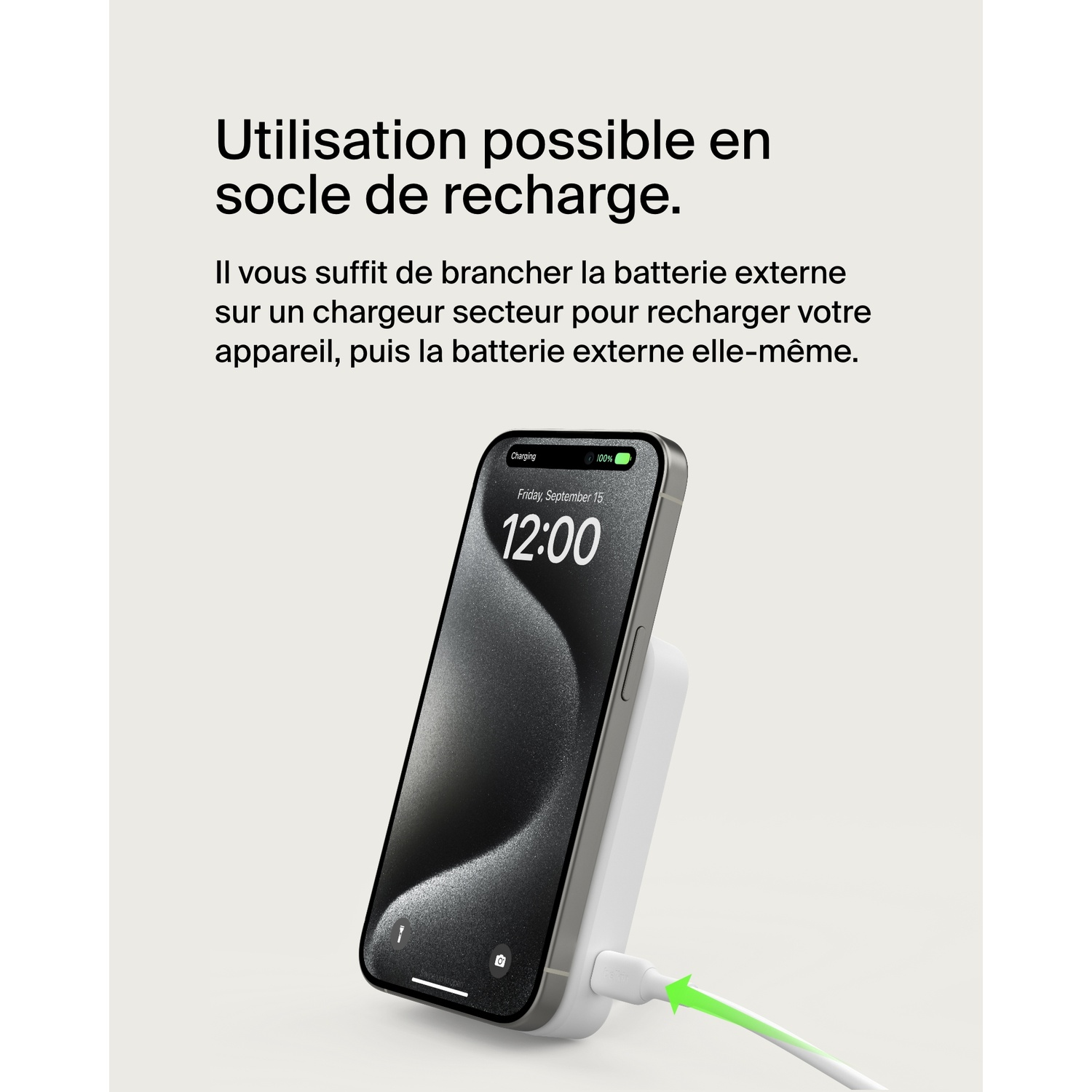 Un téléphone se charge sur une base de chargement blanche. L'écran affiche l'heure et une icône de chargement.