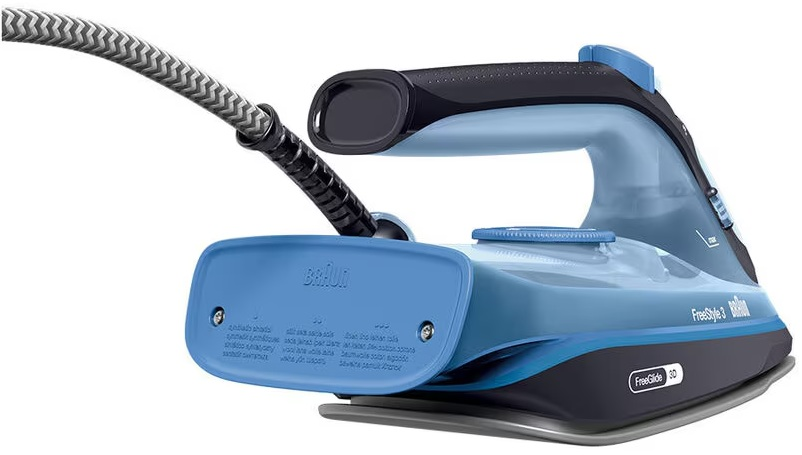 Niebiesko-czarne żelazko Braun z szaro-białym kablem. Żelazko ma zbiornik na wodę i czarną płytę grzejną.