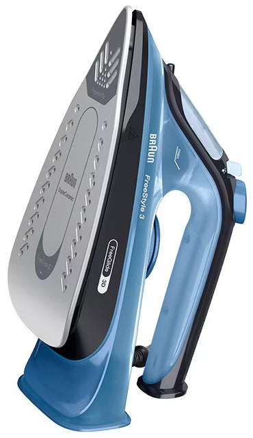 Niebiesko-czarne żelazko Braun, model FreeStyle 3. Ma srebrną stopę i niebieski zbiornik na wodę. Jest na białym tle.