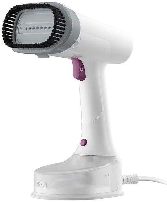 Biała, ręczna parownica do ubrań z fioletowym przyciskiem. Białe tło.