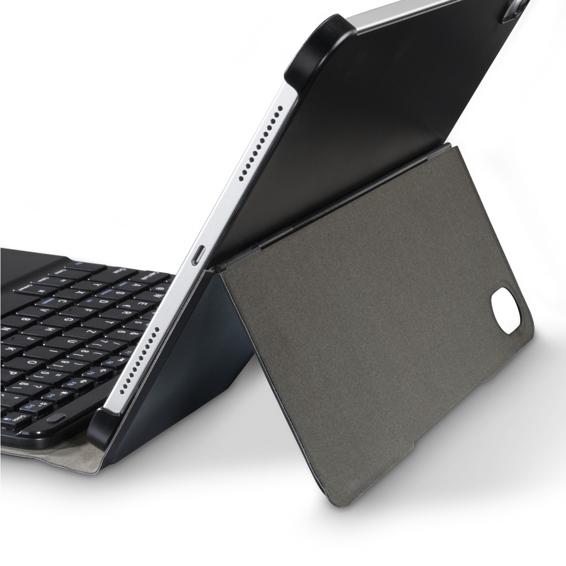 Ein iPad mit Tastaturhülle. Das iPad ist geöffnet und zeigt Tastatur und Bildschirm. Weißer Hintergrund.