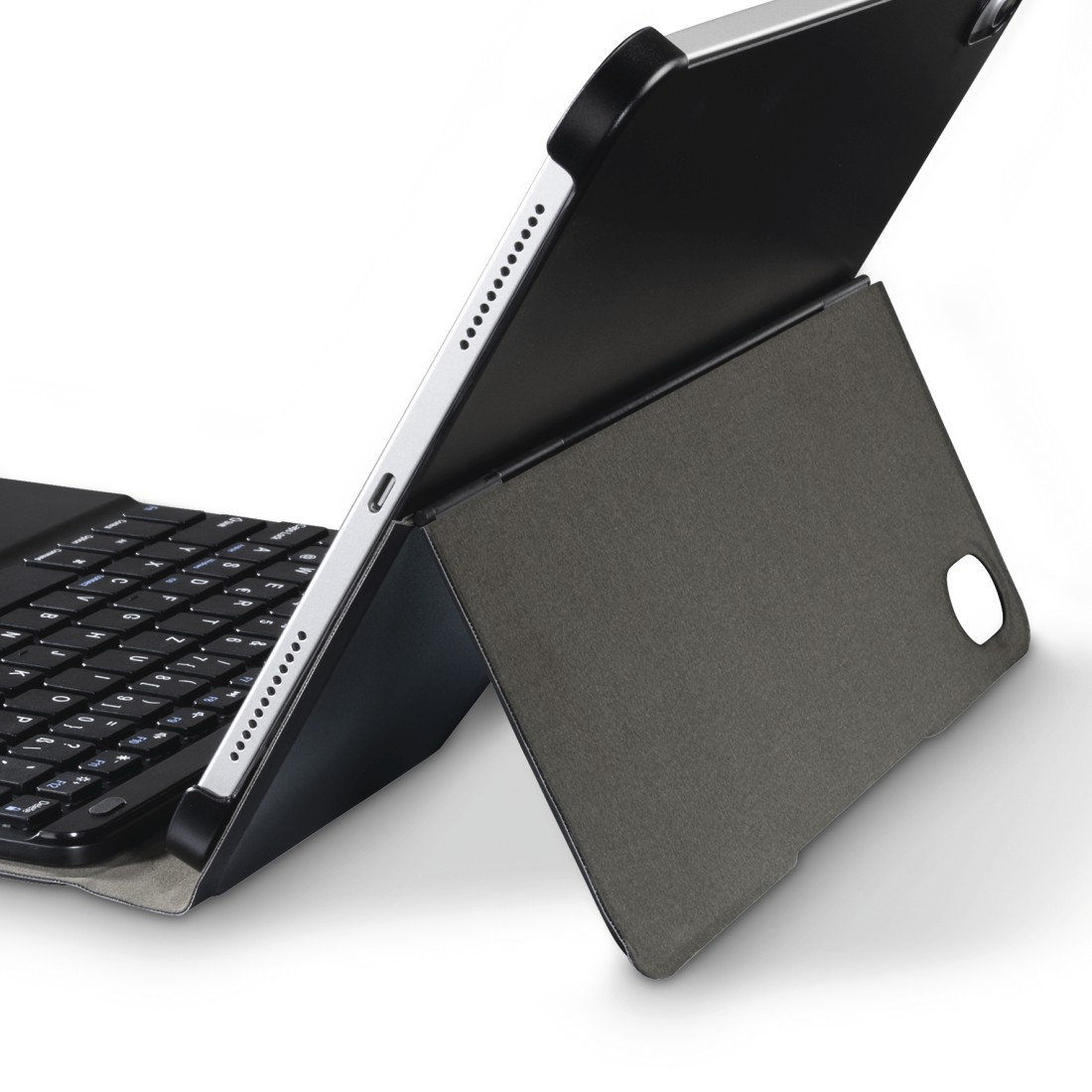 Tablet mit Tastaturhülle. Das Tablet ist geöffnet, die Tastatur liegt davor.