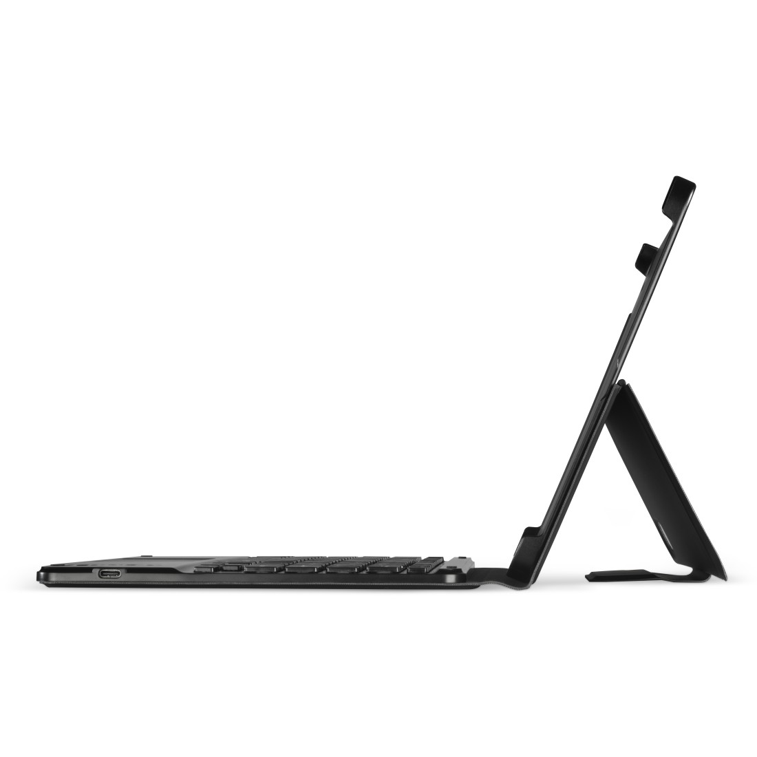 Schwarzes Tablet mit schwarzer Tastaturhülle, in einem Winkel abgestützt.
