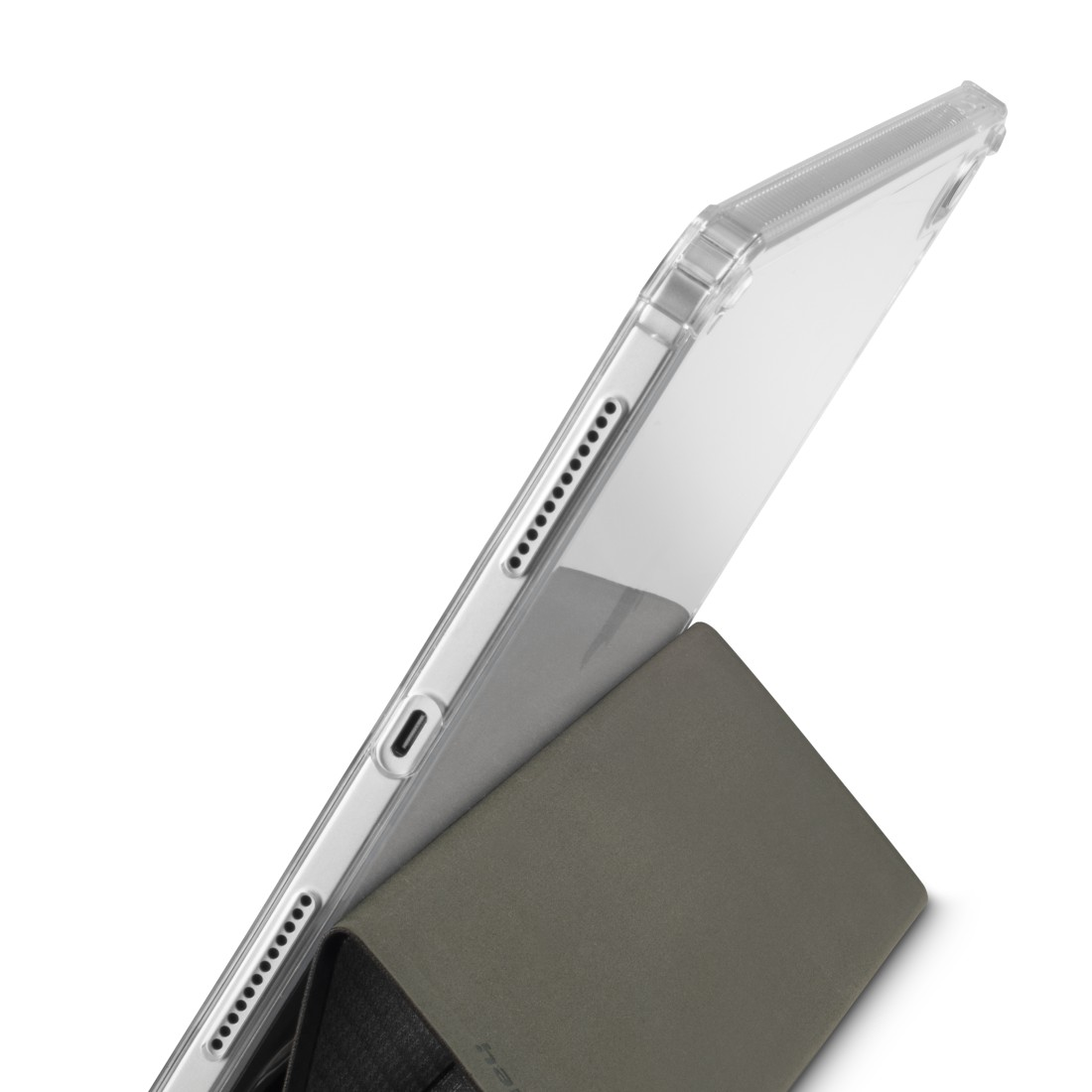 Ein Tablet in einer transparenten Hülle, das in einem Ständer ruht. Der Ständer ist grau. Schwarzer Hintergrund.