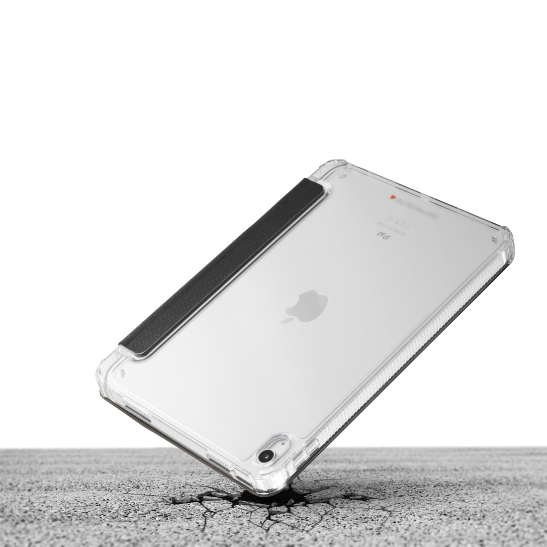 Ein iPad in einer transparenten Hülle, hochgestellt, mit einem Riss im Boden.