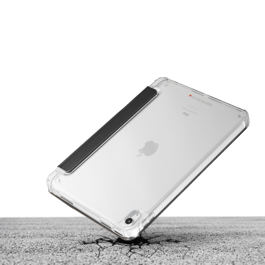 Eine transparente iPad-Hülle mit dem iPad darin, in einem Winkel auf rissigem Beton liegend.
