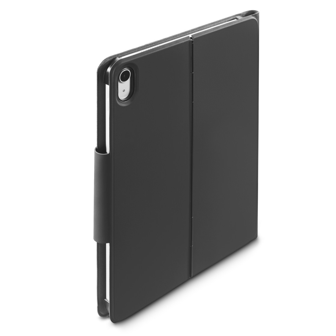Eine schwarze iPad-Hülle, geschlossen und vertikal stehend, zeigt die Seite mit Kameraausschnitt und Magnetverschluss.