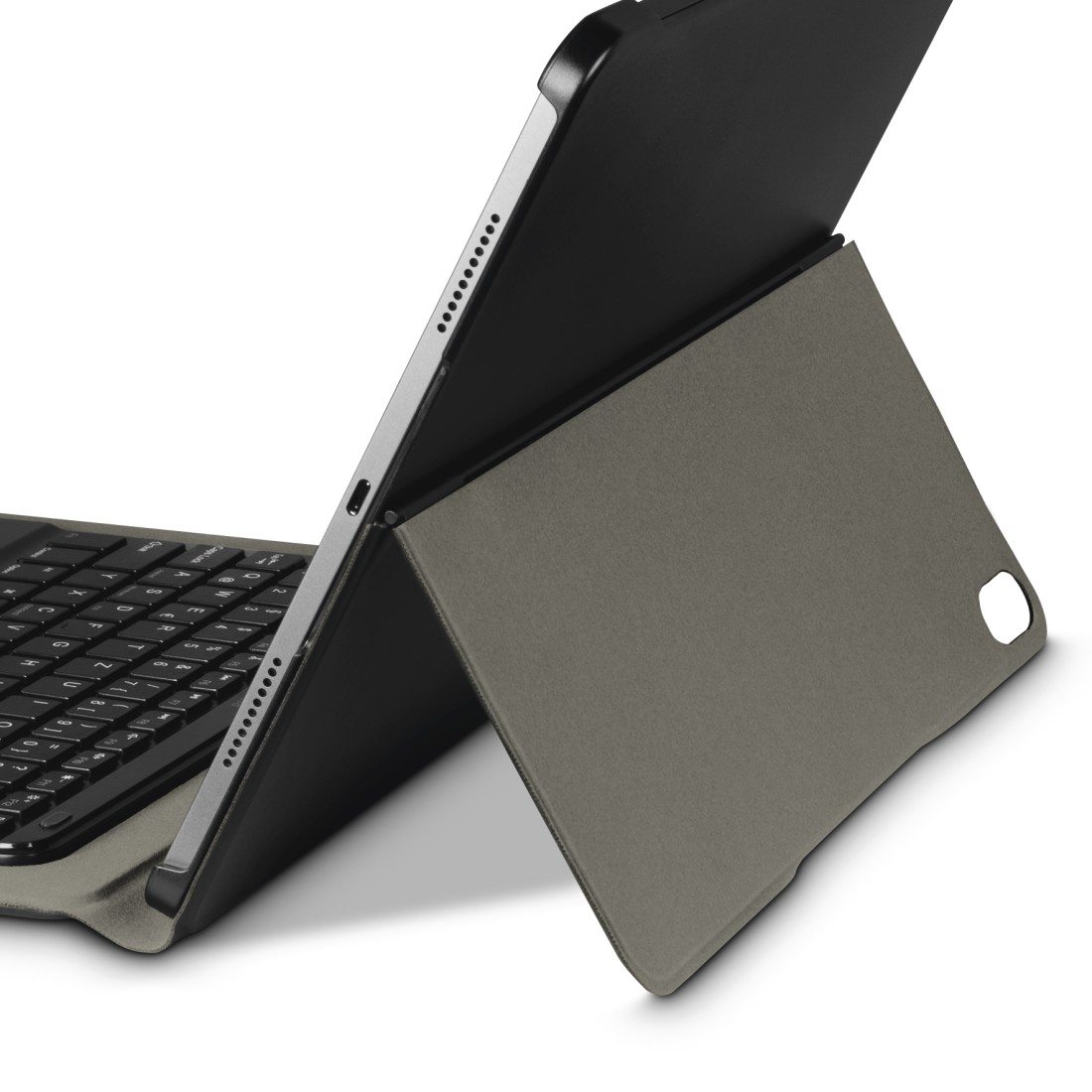 Ein iPad mit Tastatur-Hülle in einer Nahaufnahme.