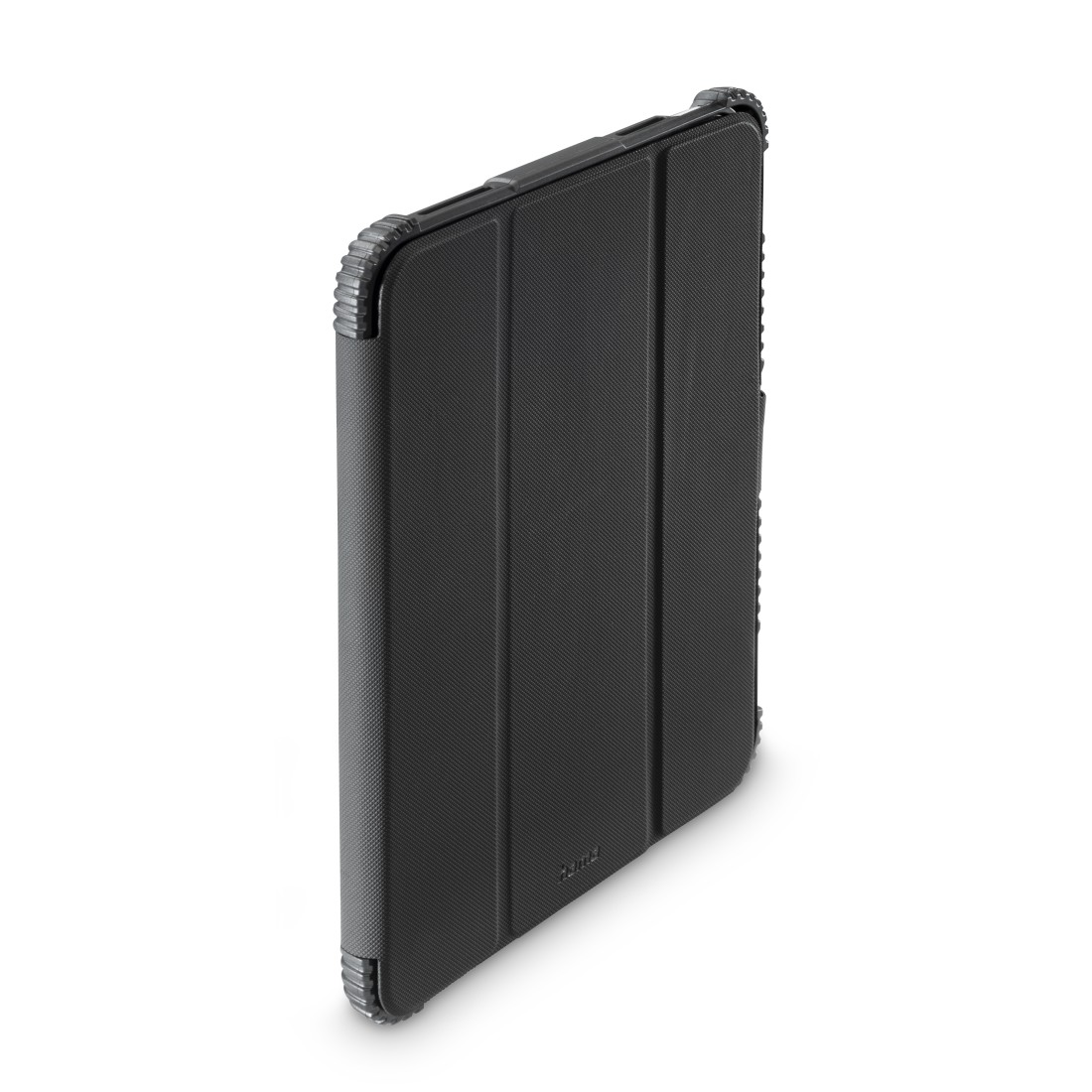Eine schwarze Tablethülle mit strukturierter Außenseite. Die Hülle ist geschlossen und leicht abgewinkelt.