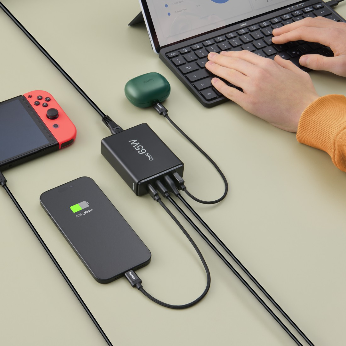 Ein Ladehub mit Telefon, Switch und Tablet. Mehrere Kabel sind angeschlossen.