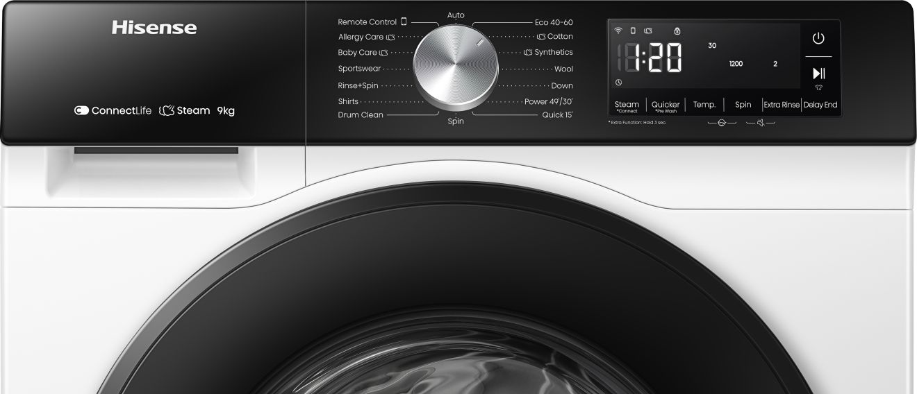 Eine weiße Hisense Waschmaschine mit schwarzem Bedienfeld. Es hat verschiedene Programmoptionen und eine Digitalanzeige.