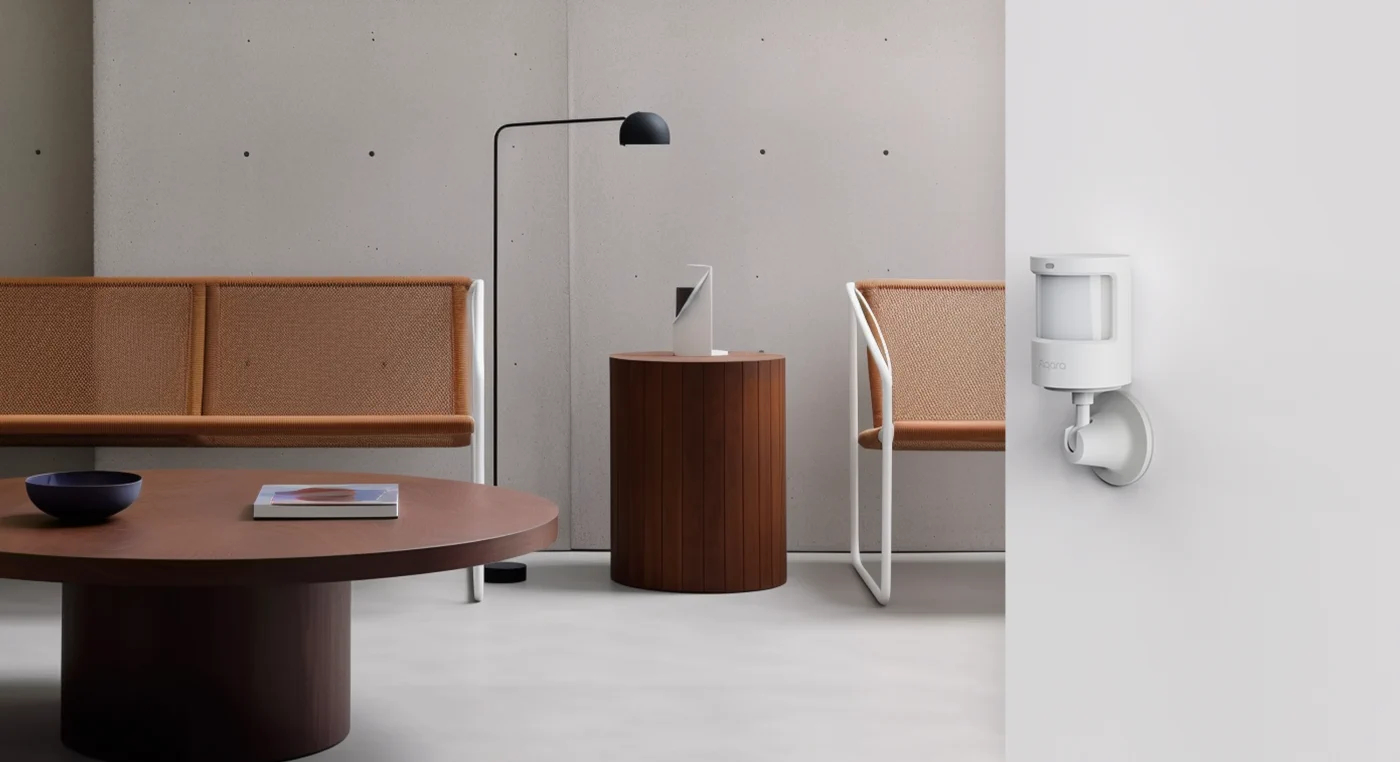 Nowoczesny salon z czujnikiem ruchu na ścianie.