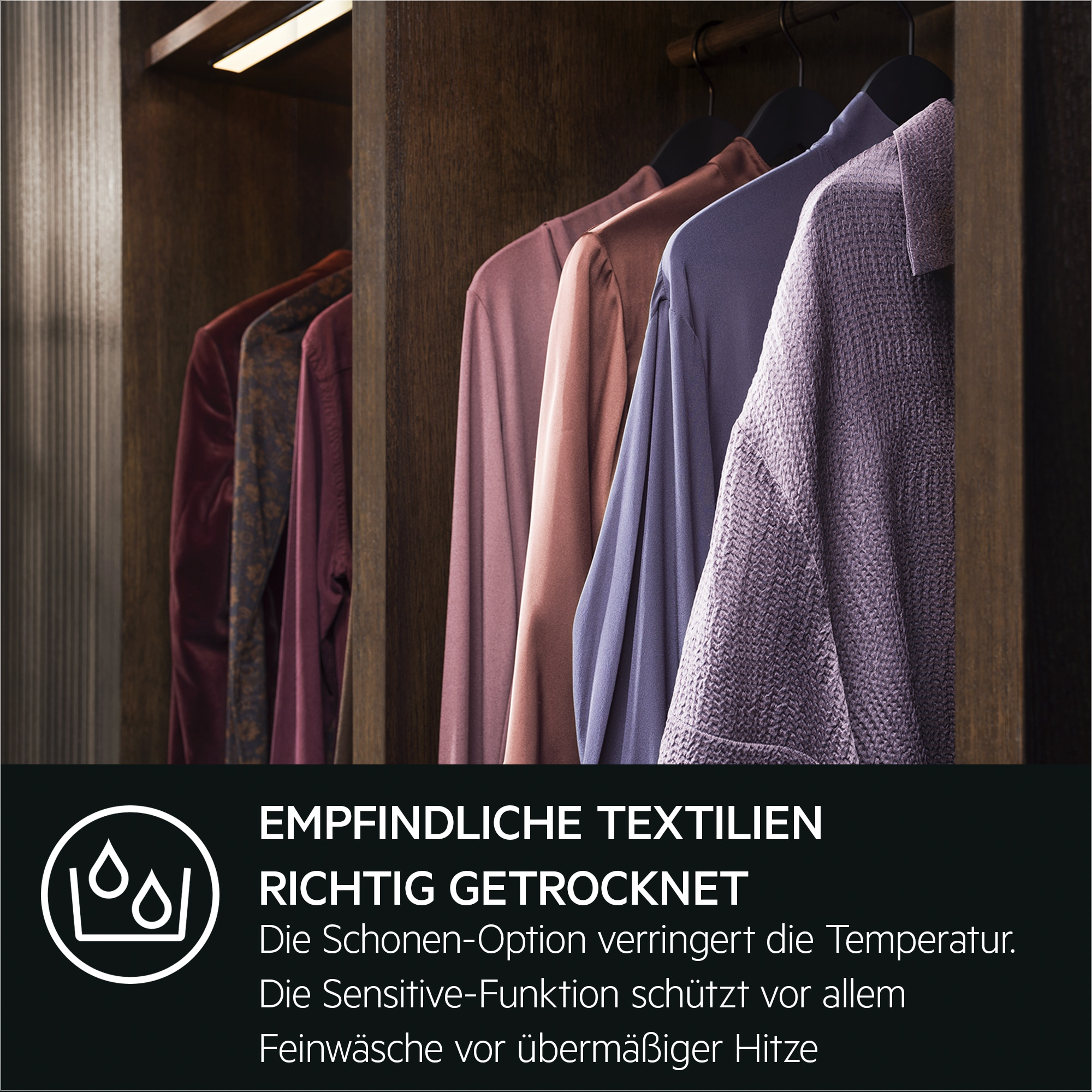 Kleidung im Schrank. Text beschreibt Schon-Trocknungs-Einstellungen, auf Deutsch.