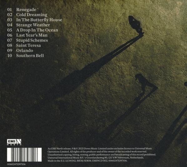 Album-Rückseite mit Trackliste und Logo. Schatten von Personen sichtbar.