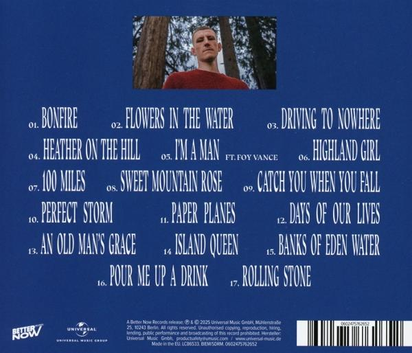 Albumcover mit Titelliste und einem Mann in rotem Hemd im Waldhintergrund.